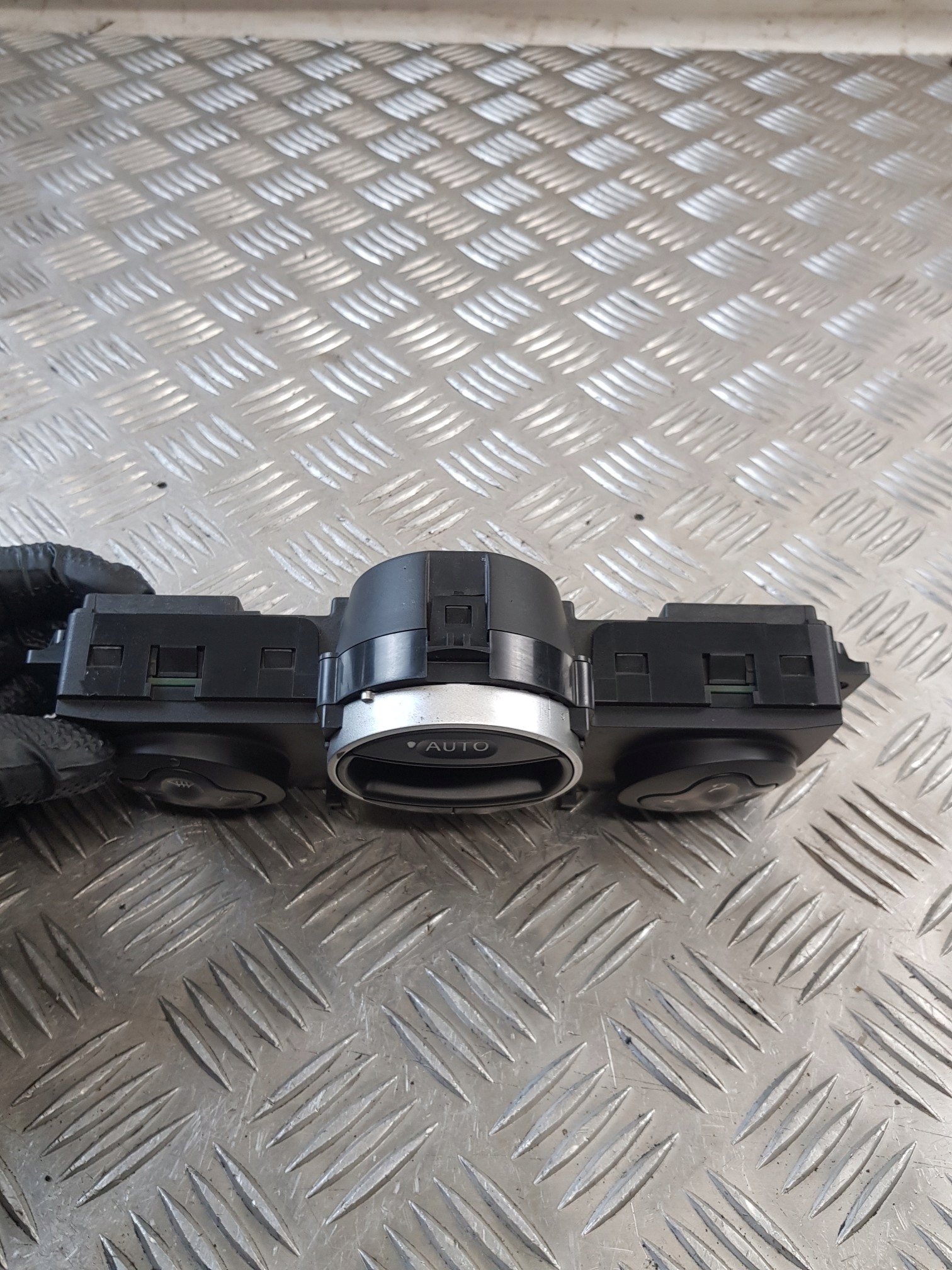 PANEL klími klimatizaci 8200296683 RENAULT CLIO III 06R