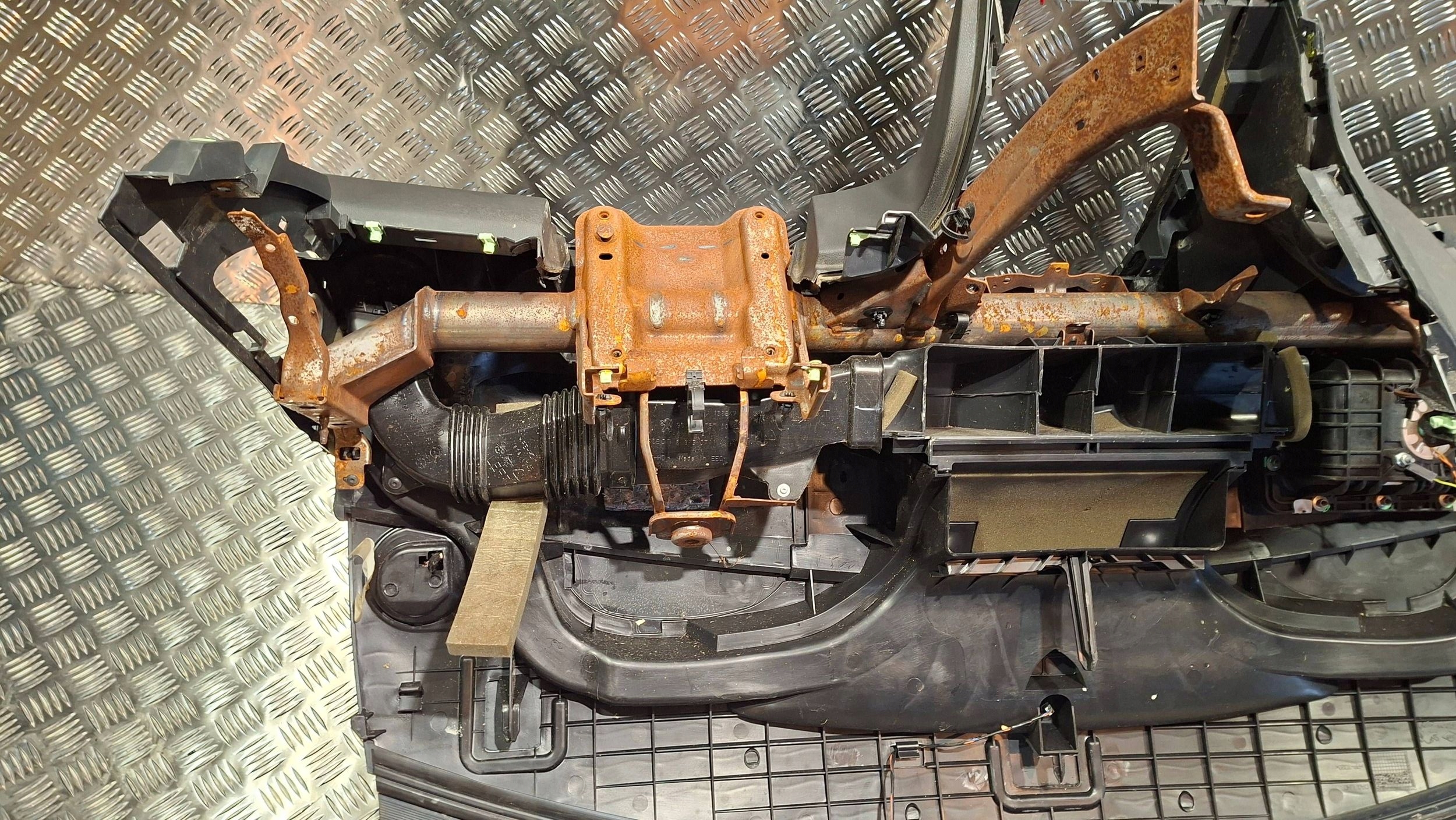 торпеда консоль peugeot 3008 и 2009-