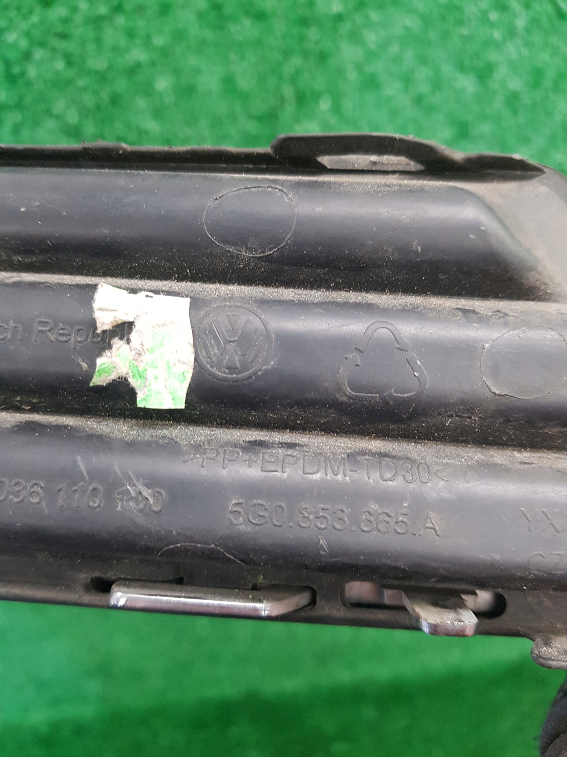 grid of a bumper left VOLKSWAGEN GOLF 7 5G0853665A