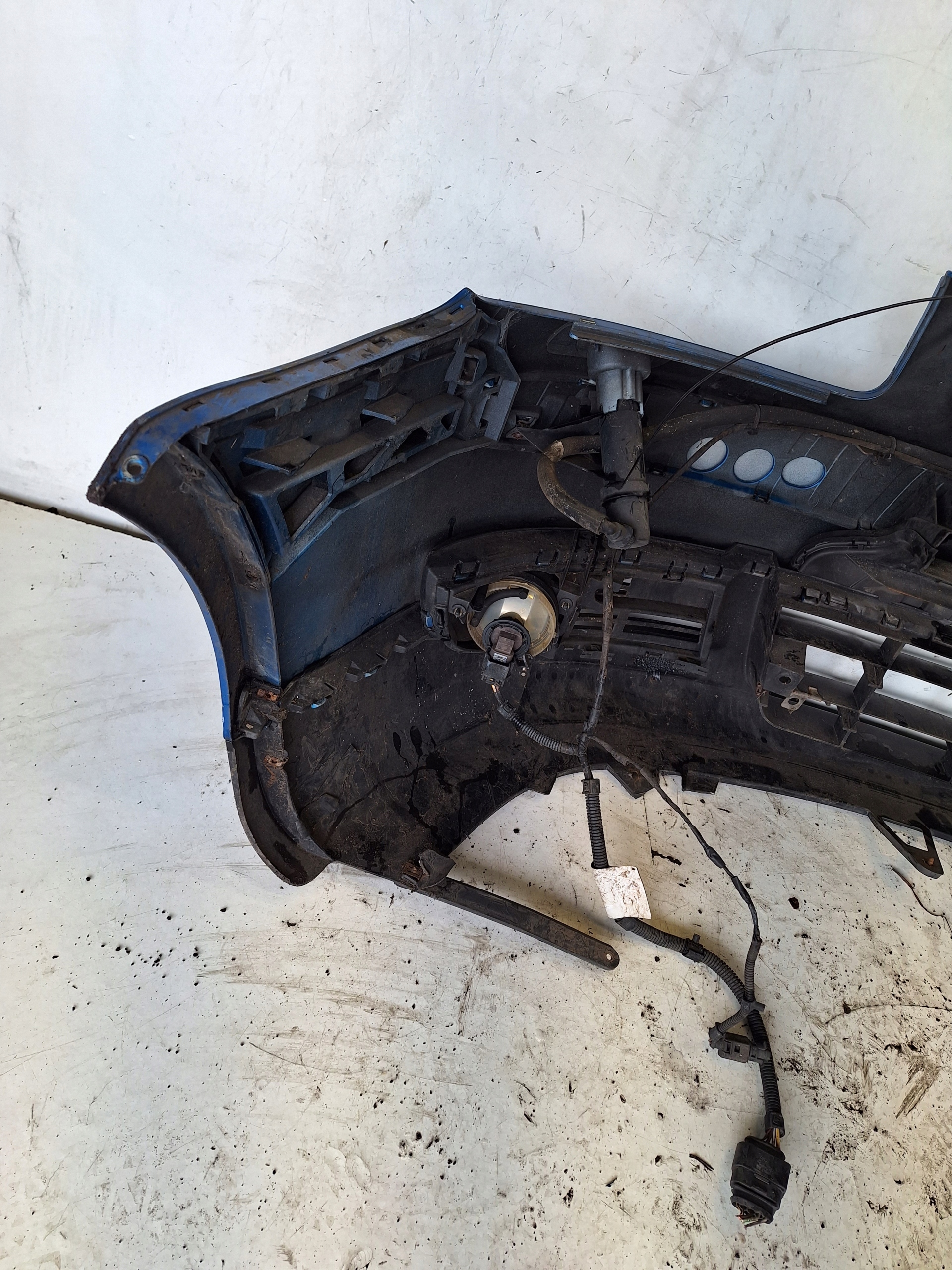 VOLKSWAGEN TOURAN 1T0 03-06 bumper + XENON