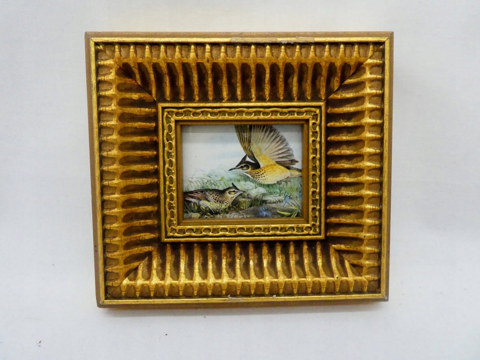 MINIATURA OBRAZEK PTAKI W ZŁOTEJ ZDOBIONEJ RAMCE 1-6003