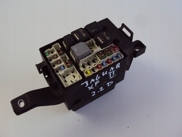 SKRZYNKA BEZPIECZNIKÓW JAGUAR XF II 2015-