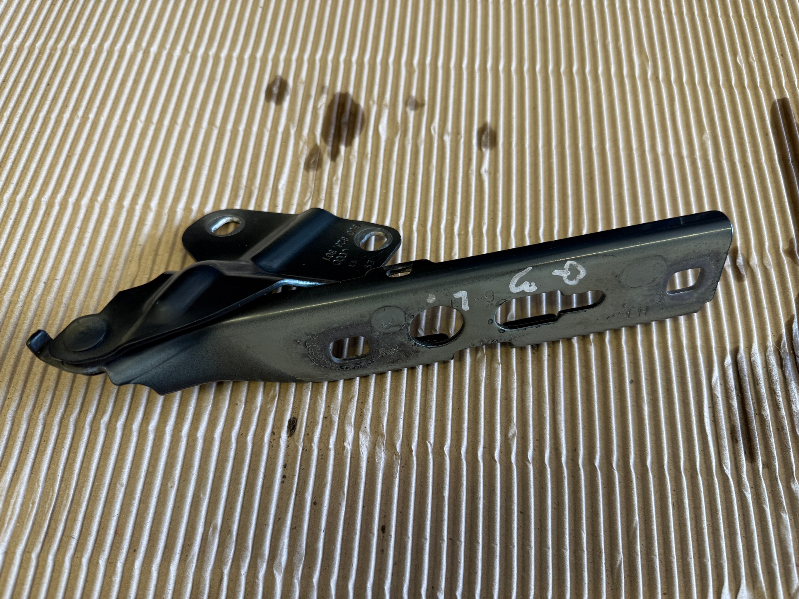 AUDI Q3 8U LIFT hinge bonnets left 8U0823301