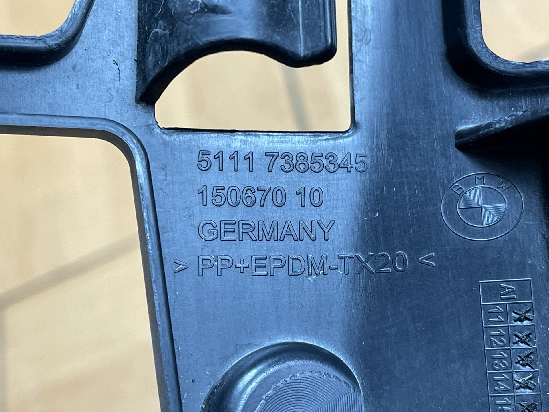 BMW 5 VII G30 G31 2017- support bracket holder of a bumper front left 7385345