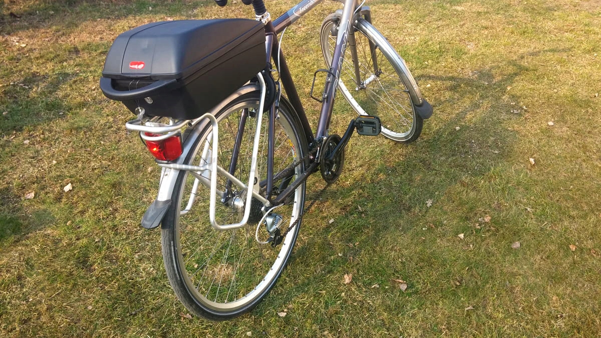 Boks Box Kufer na bagażnik rowerowy Fischer, 11L pojemności, ZAMYKANY klucz Głębokość produktu 42 cm