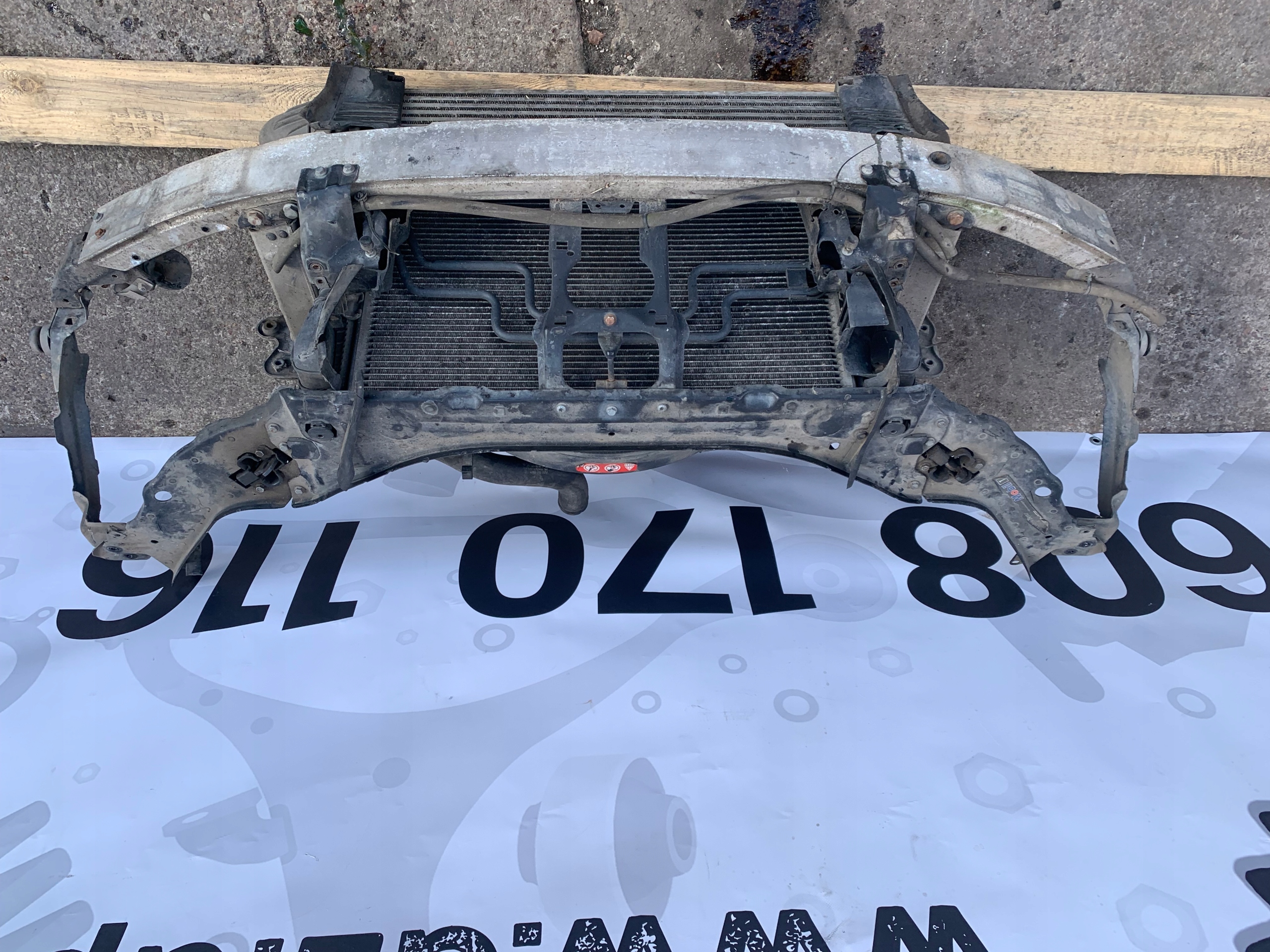 Mercedes W211 bar, wall front sider OKULAR iron radiator