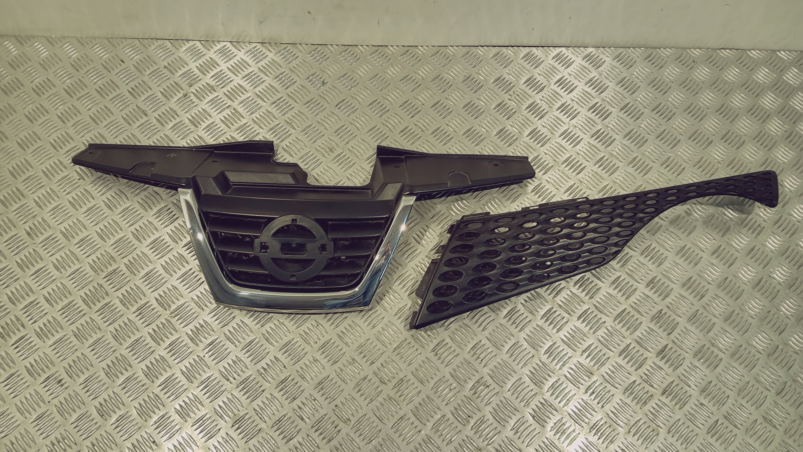 Nissan Juke F15 Kühlergrill FRONTGRILL Kühlergitter 620751KA6A - Thumbnail 1