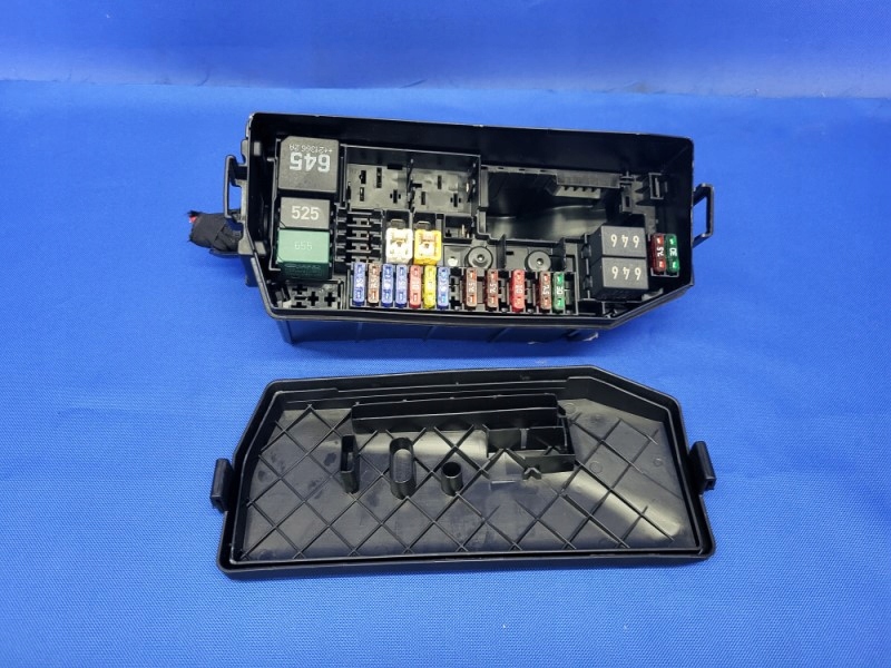 SKRZYNKA BEZPIECZNIKÓW SKODA KAMIQ 1.5 TSI