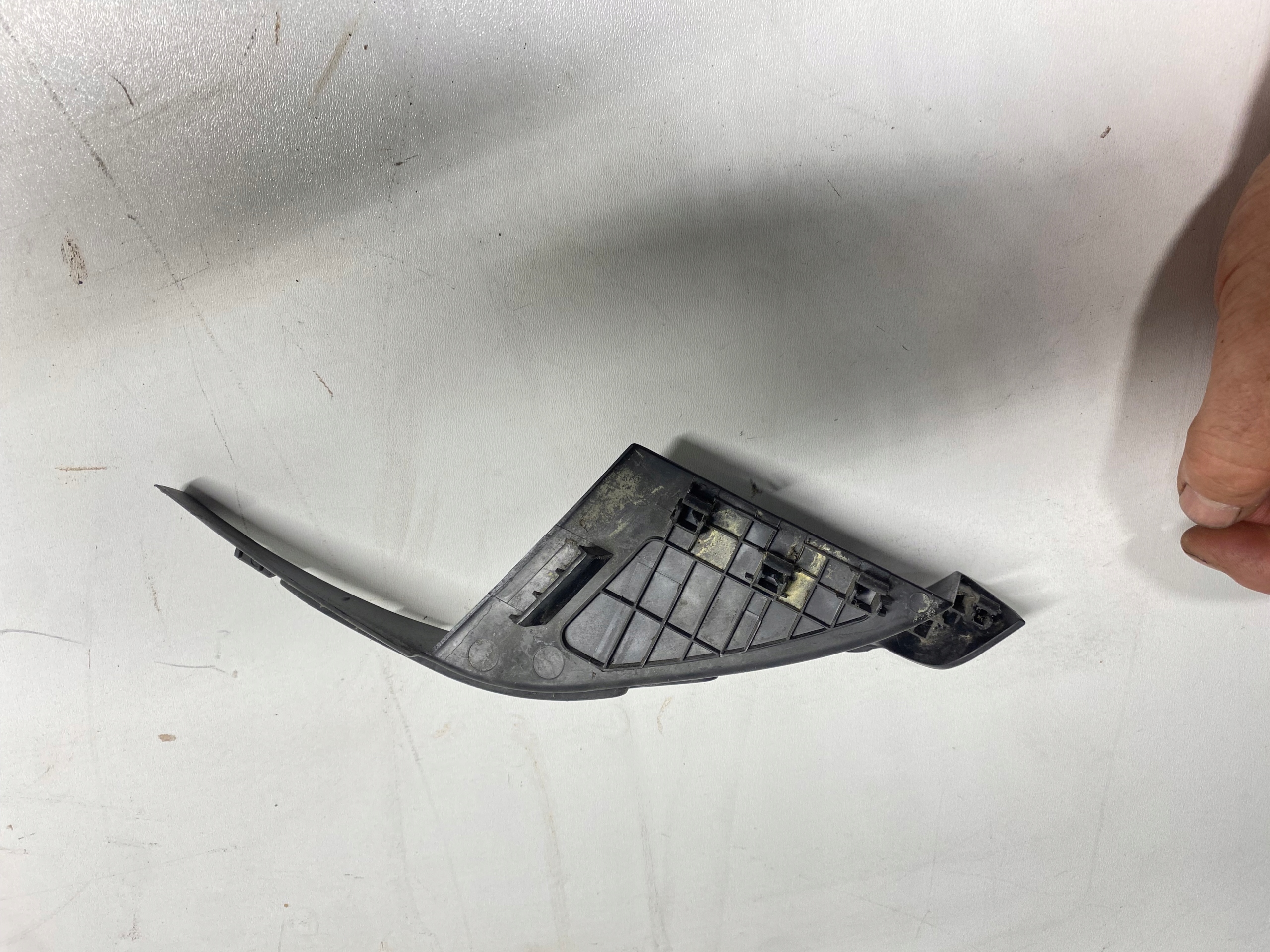 corner under the window left KIA NIRO 16-22 86153-G5000