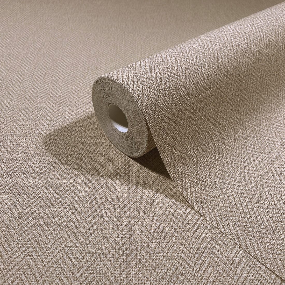Jasnohnedá vinylová tapeta s jedľou na vliesovej štruktúre 10M X 106CM