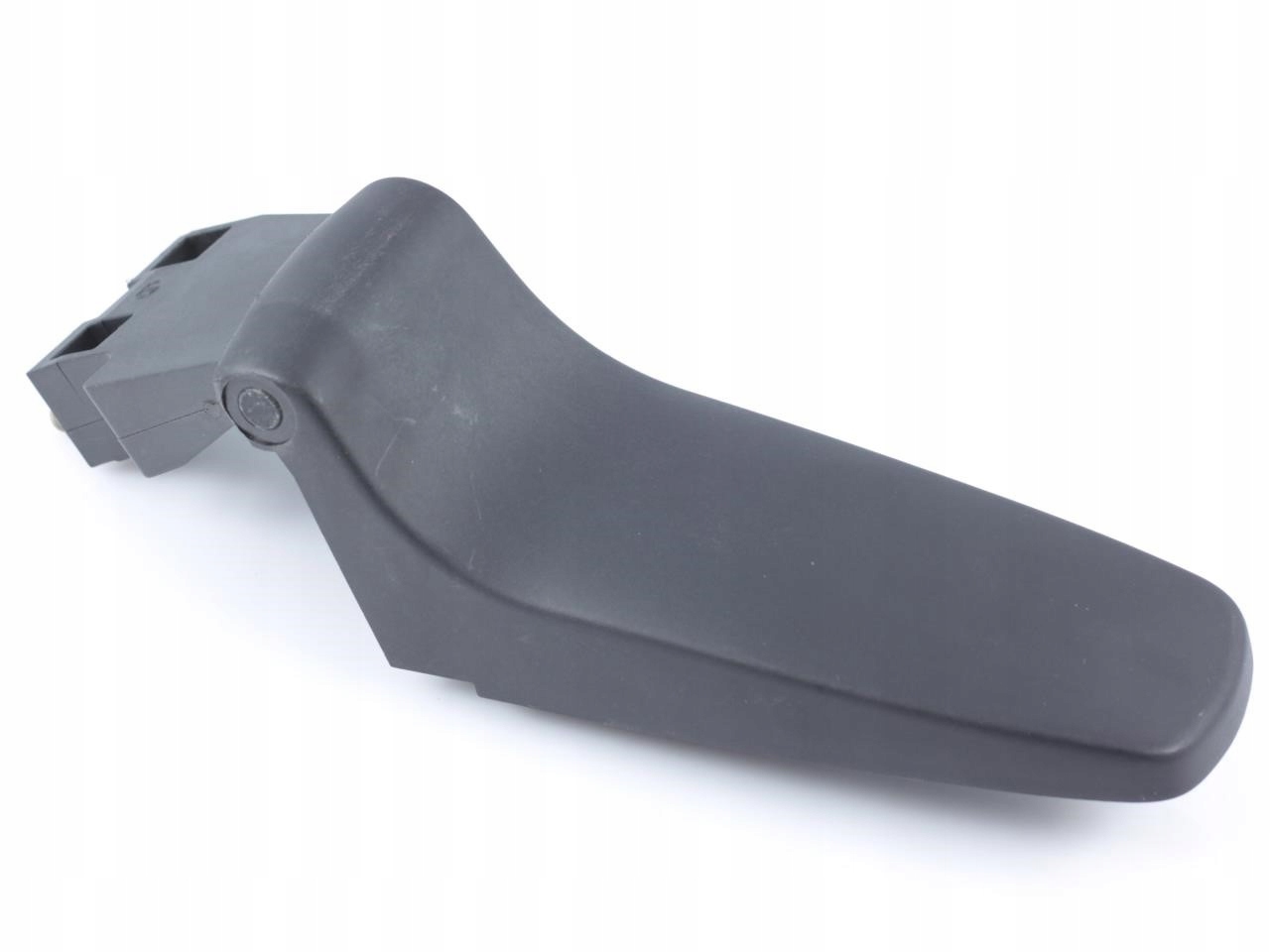 ДВЕРНАЯ ПЕТЛЯ НИЖНЯЯ ПРАВАЯ JOHN DEERE AL179832