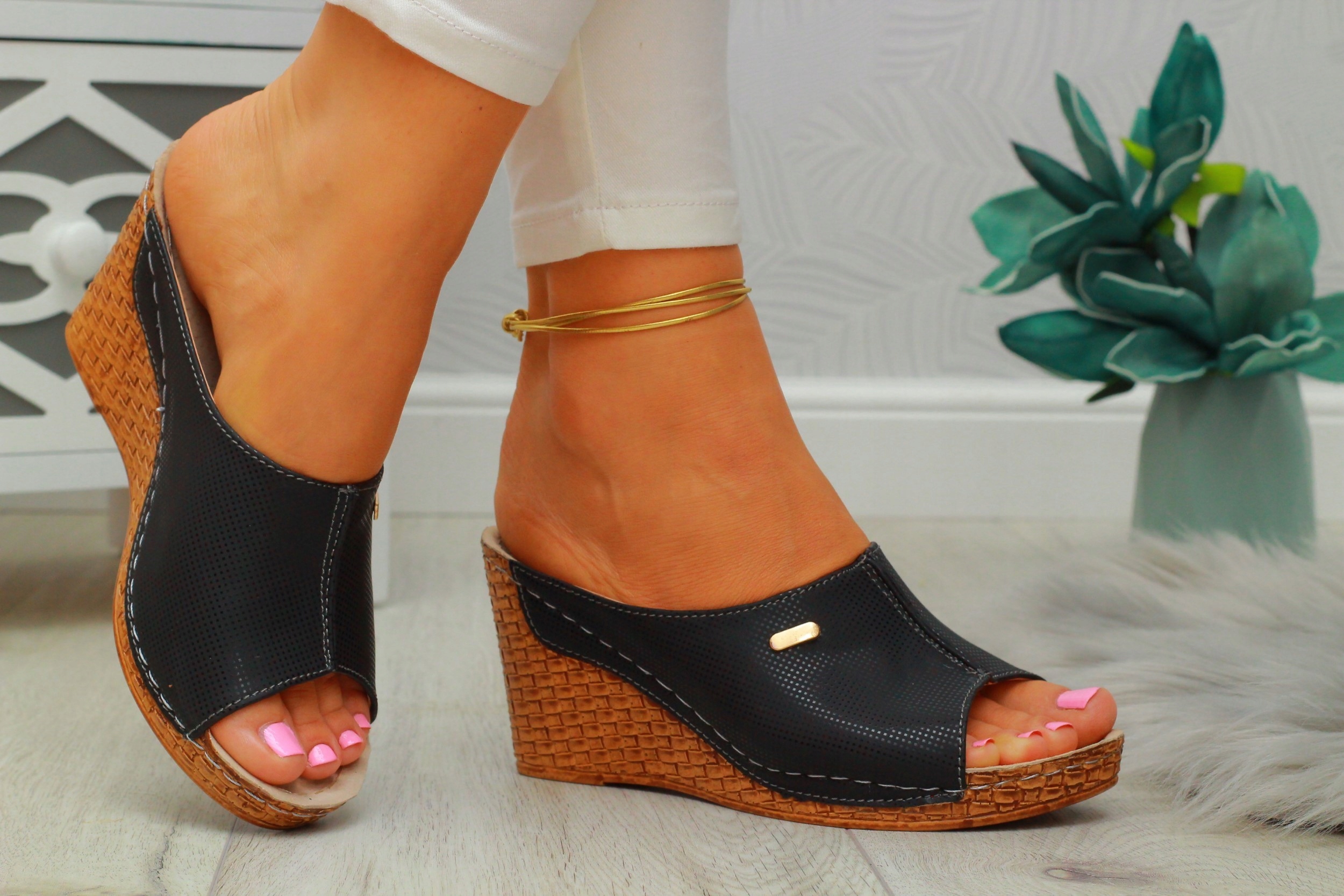 KLAPKI DAMSKIE PROFILOWANE NA KOTURNIE SKÓRA SZYTE Rozmiar 38