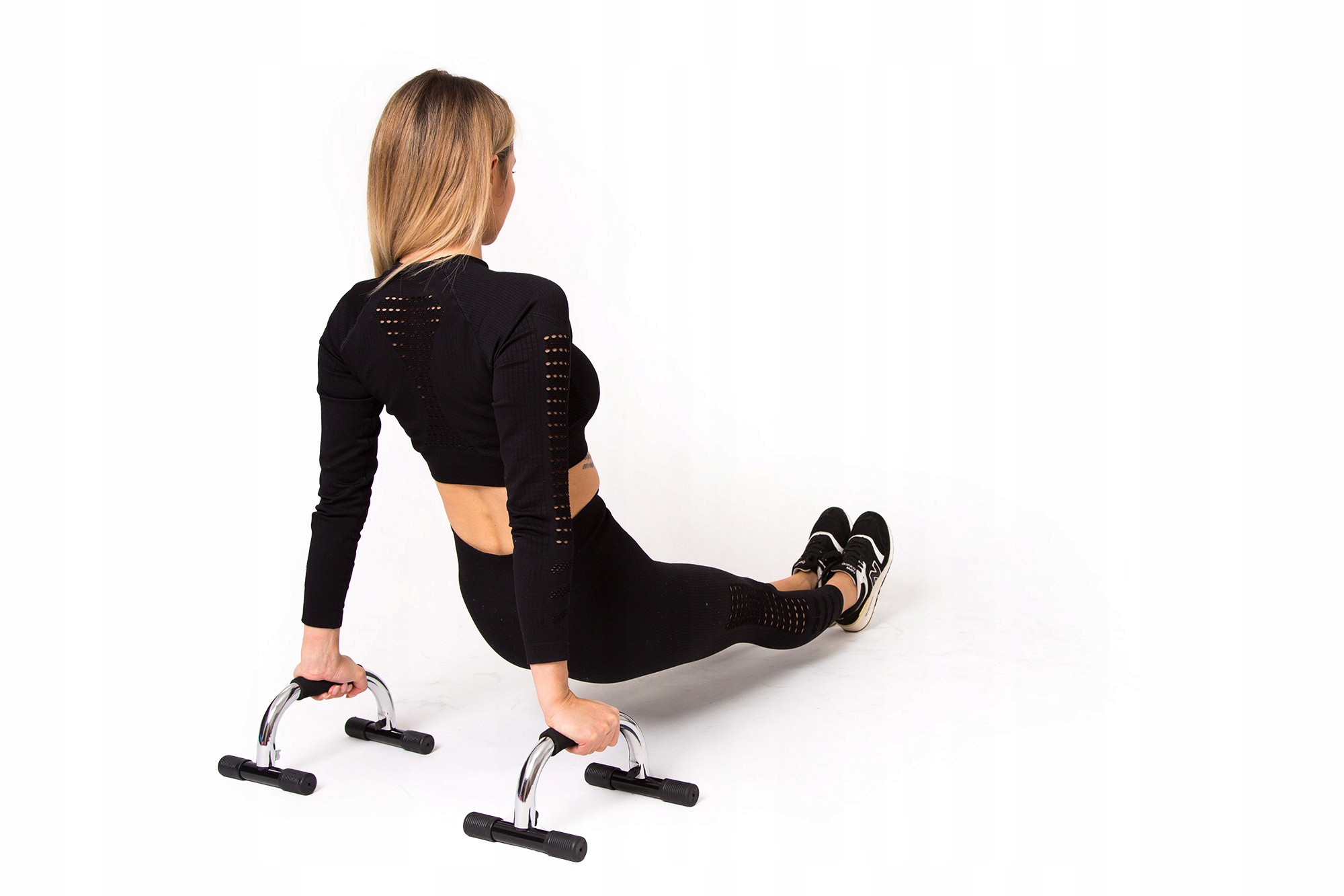 SOLIDNE UCHWYTY DO ROBIENIA POMPEK POMPKI PUSH UP Cechy dodatkowe antypoślizgowe podstawy możliwość złożenia