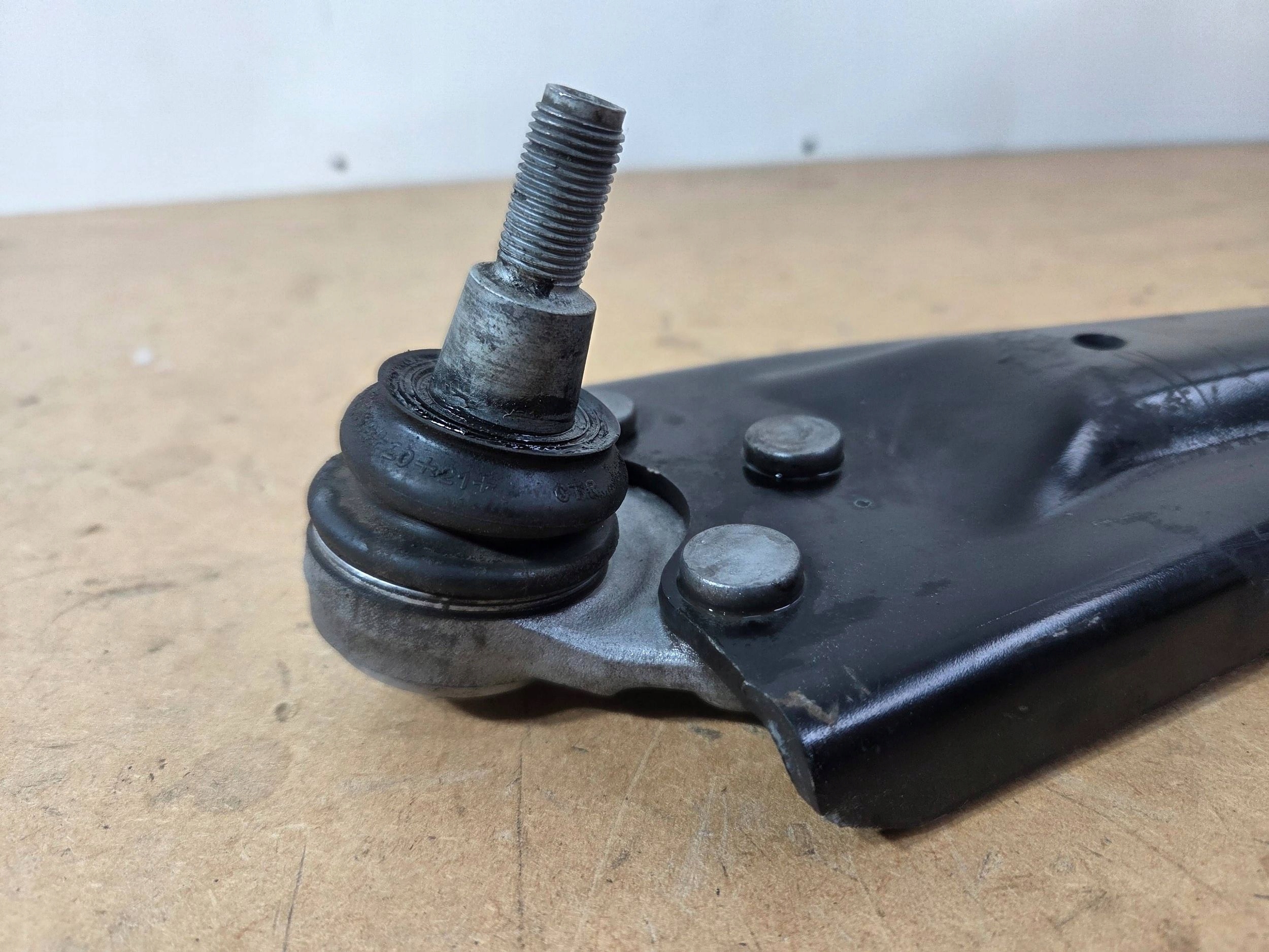Renault Arkana arm front left (Q827)