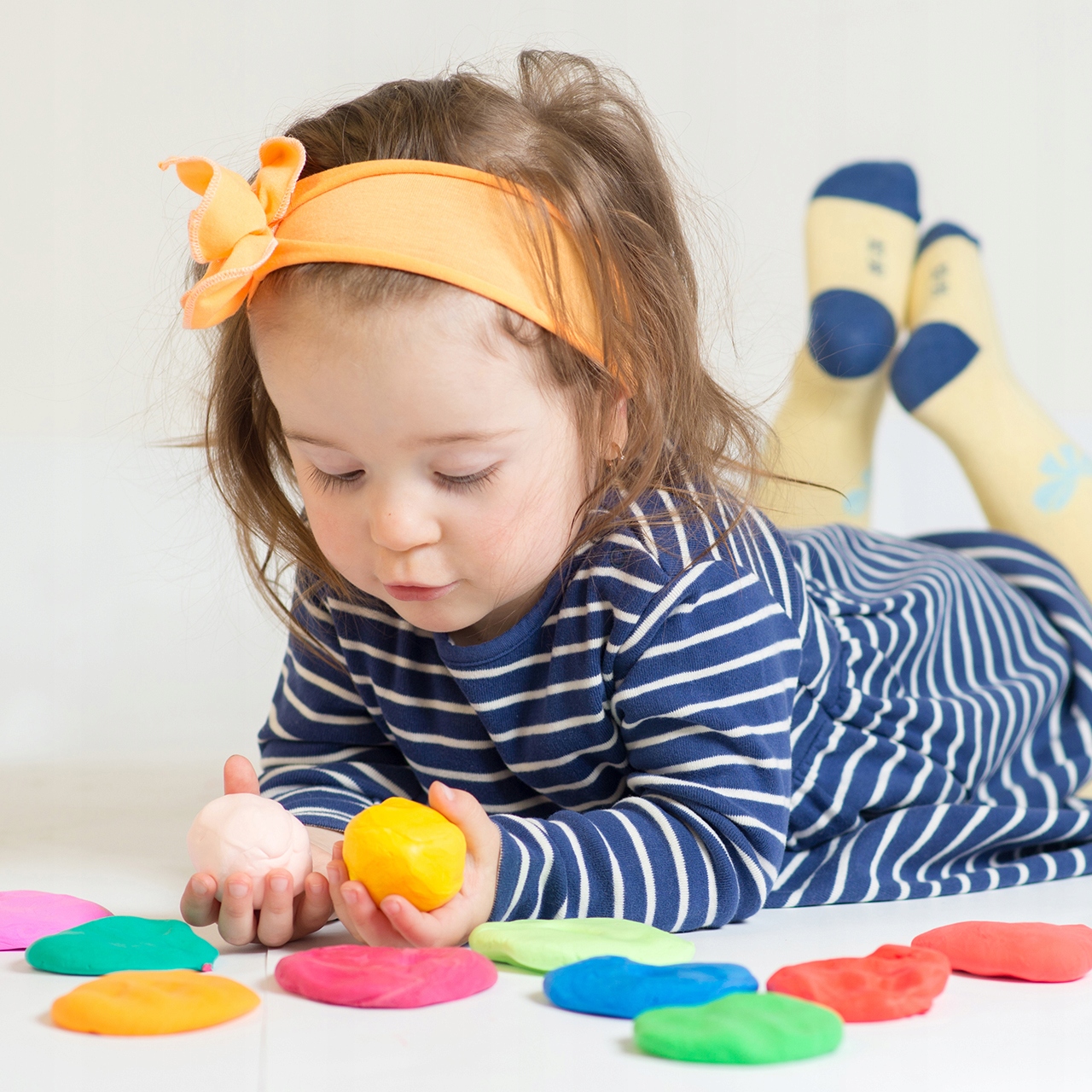 CIASTOLINA 8 KOLORÓW KUBECZKÓW CIASTO MASA PLASTYCZNA AKCESORIA PLASTELINA Bohater brak