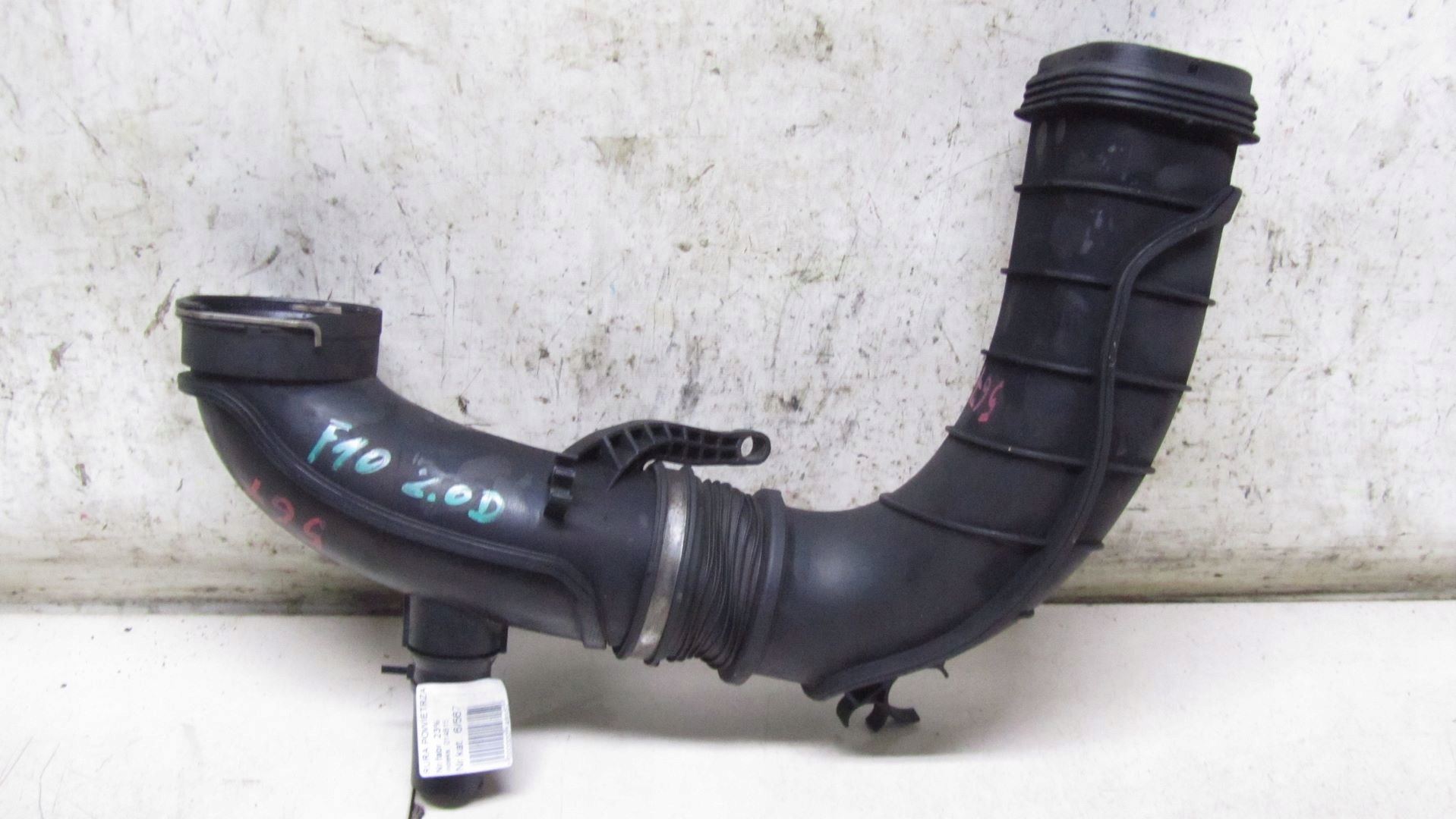006/567 - BMW F11 F10 2.0 труба воздуховод 8512249