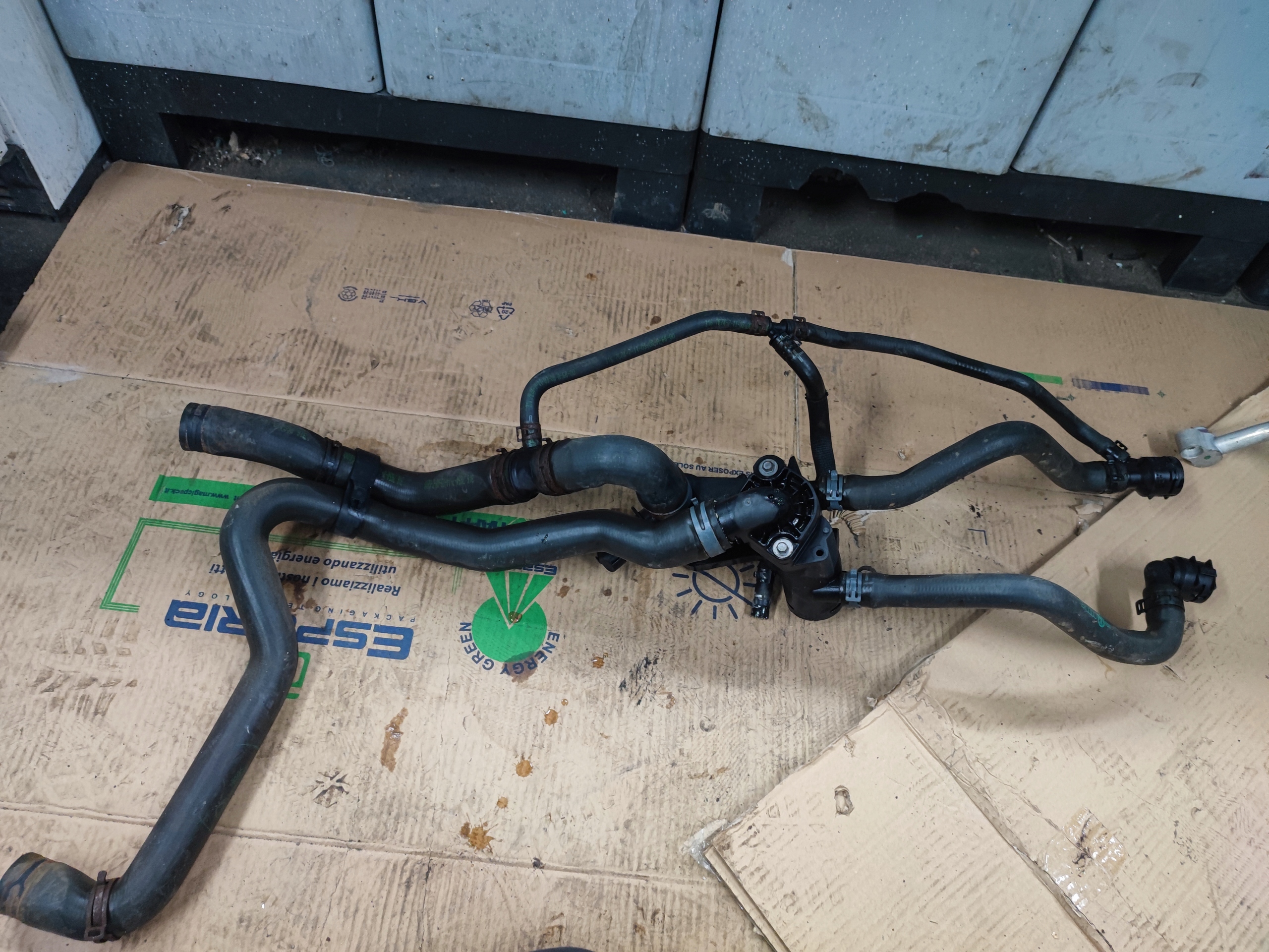 VW GOLF V WĘŻE WODY OBUDOWA TERMOSTATU 1.4 16V BUD