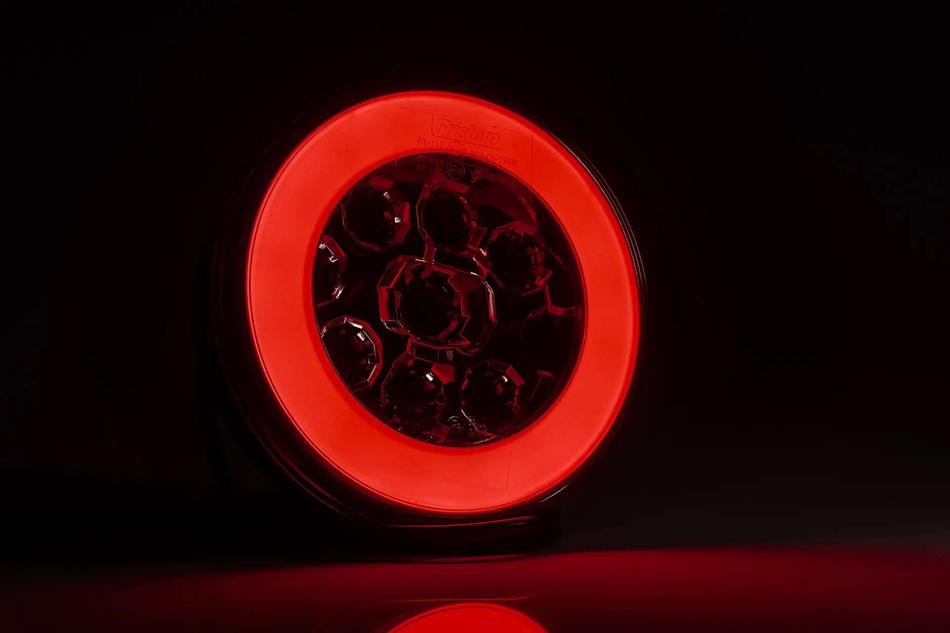 UNIWERSALNA LAMPA PRZECIWMGLOWA LED 2 FUNKCYJNA Car type Cargo vans Trucks RVs Buses Undefined