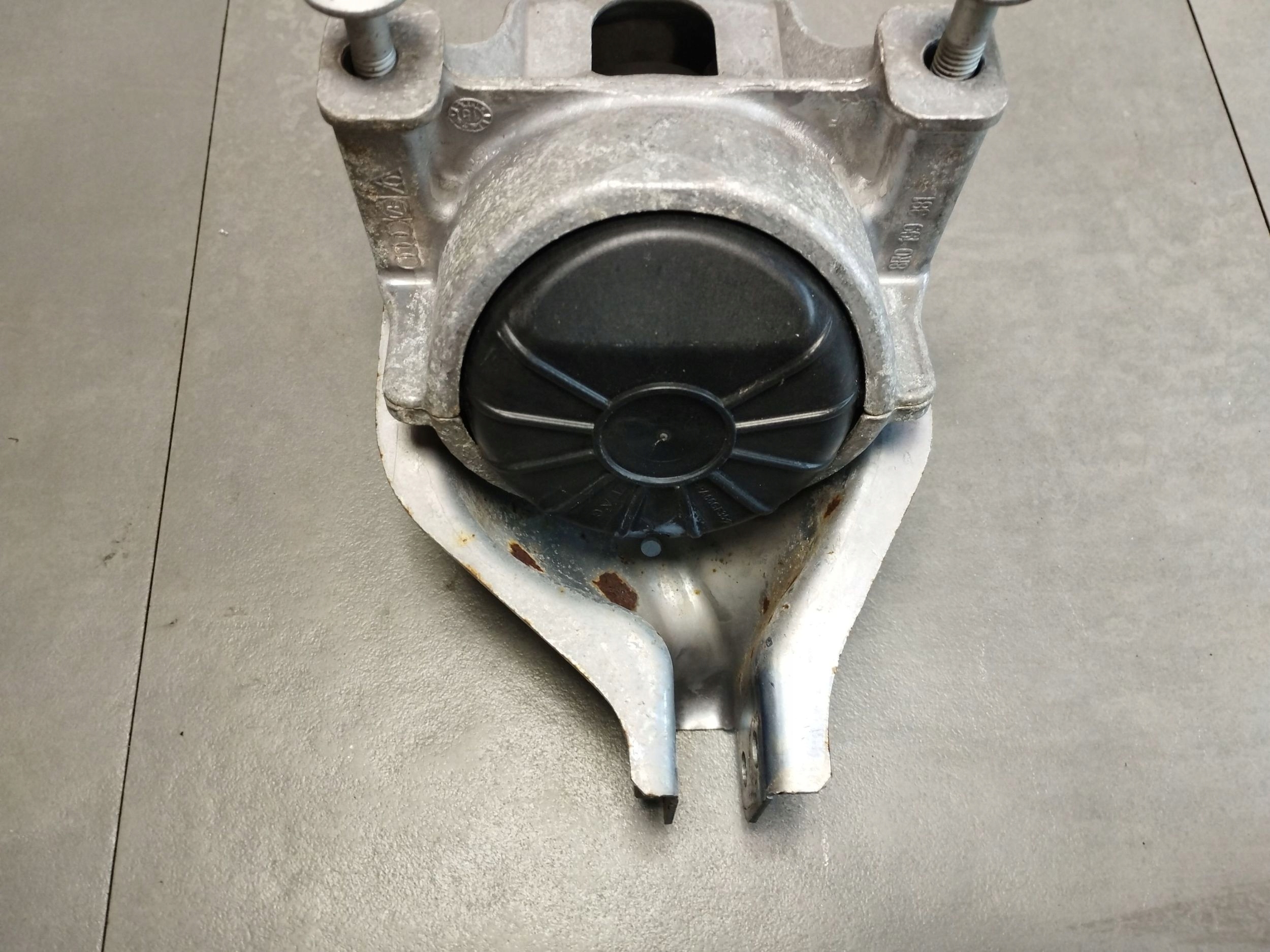 Audi A5 Sportback 8TA 2.0 TDI engine mount 8R0199381AN