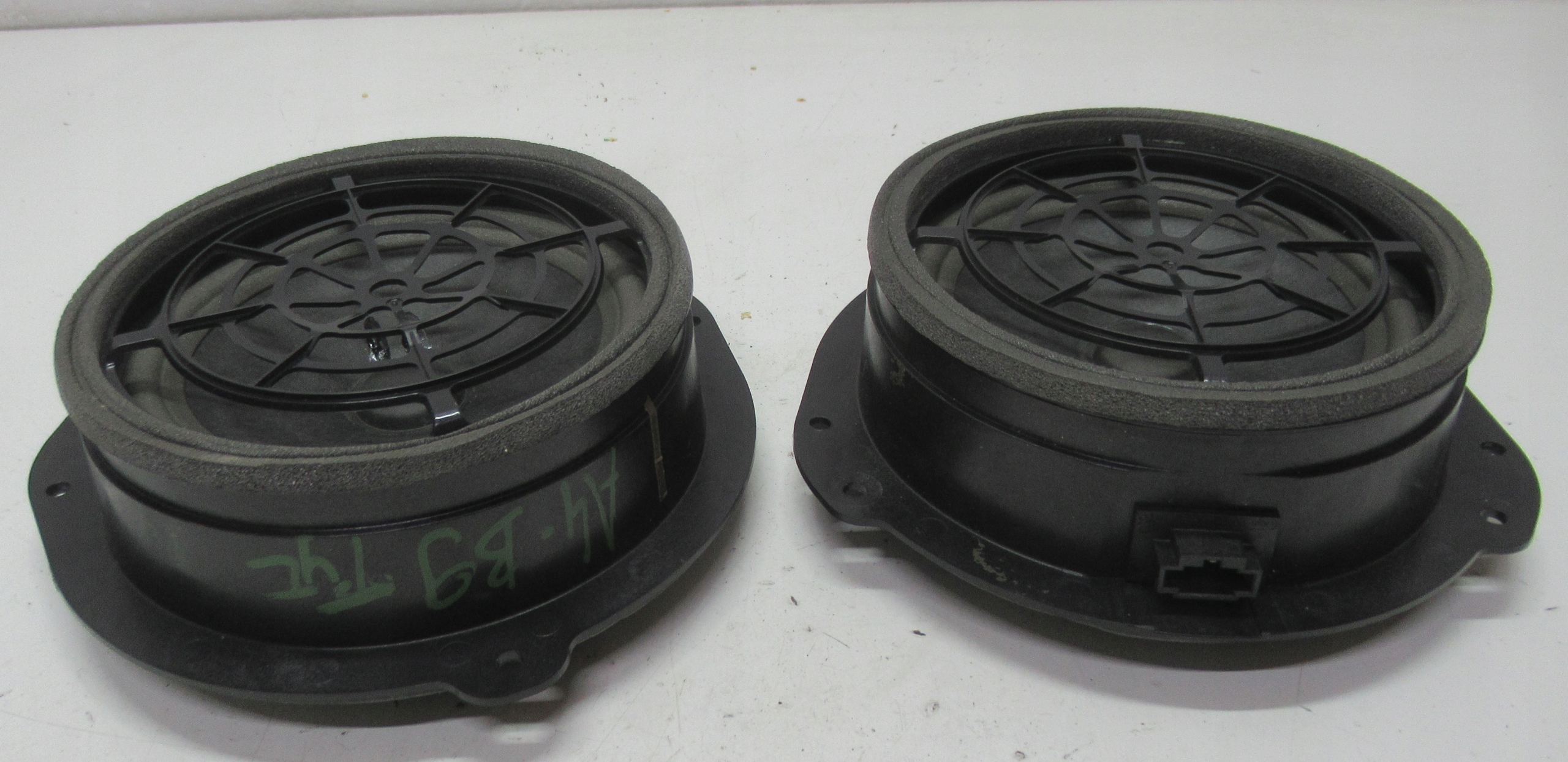 AUDI A4 B9 AVANT 3.0 TDI 18R speaker rear part