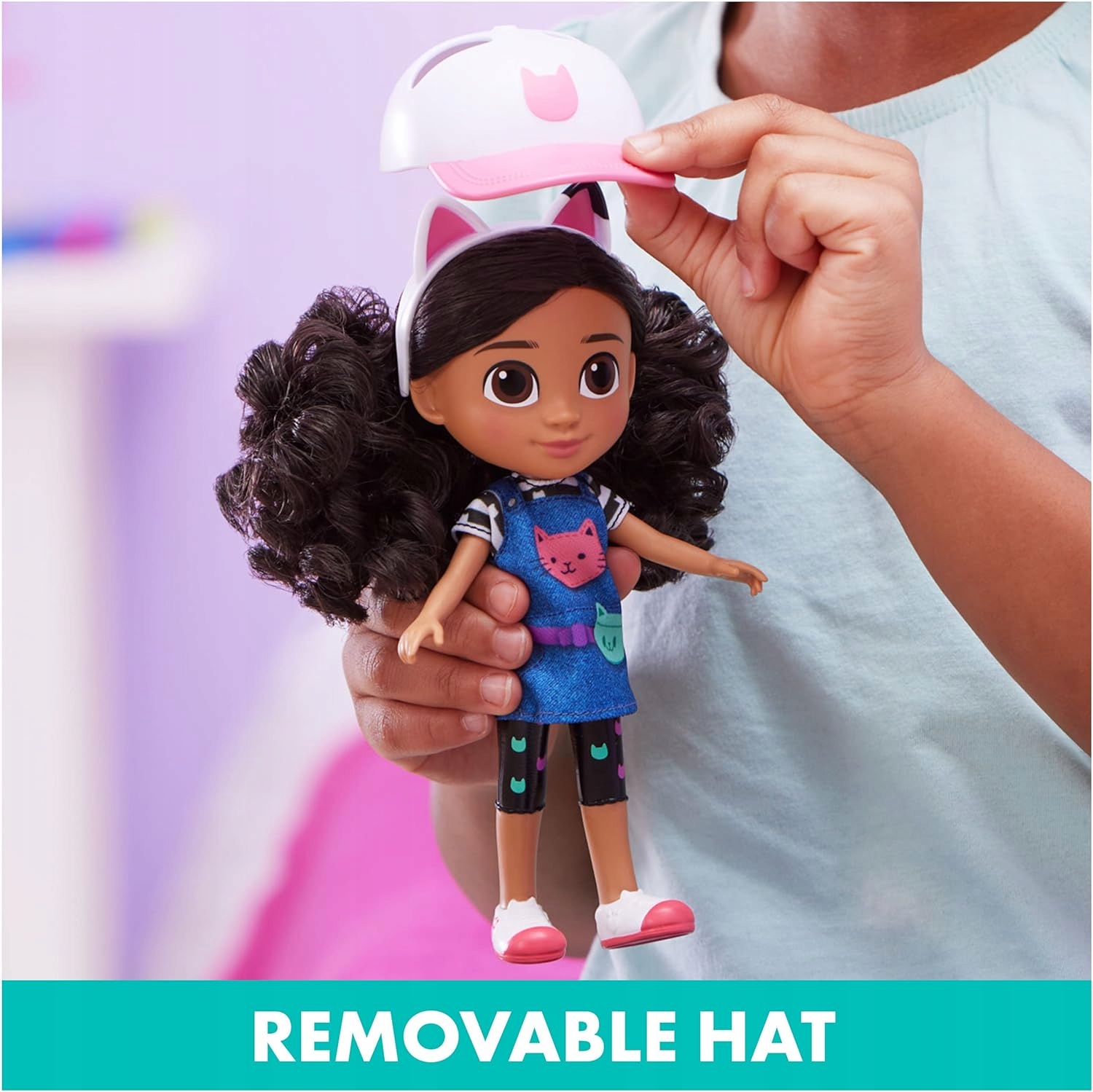 KOCI DOMEK GABI LALKA GABBY I AKCESORIA 20 CM CZAPKA Z DASZKIEM + OPASKA Wiek dziecka 3 lata +