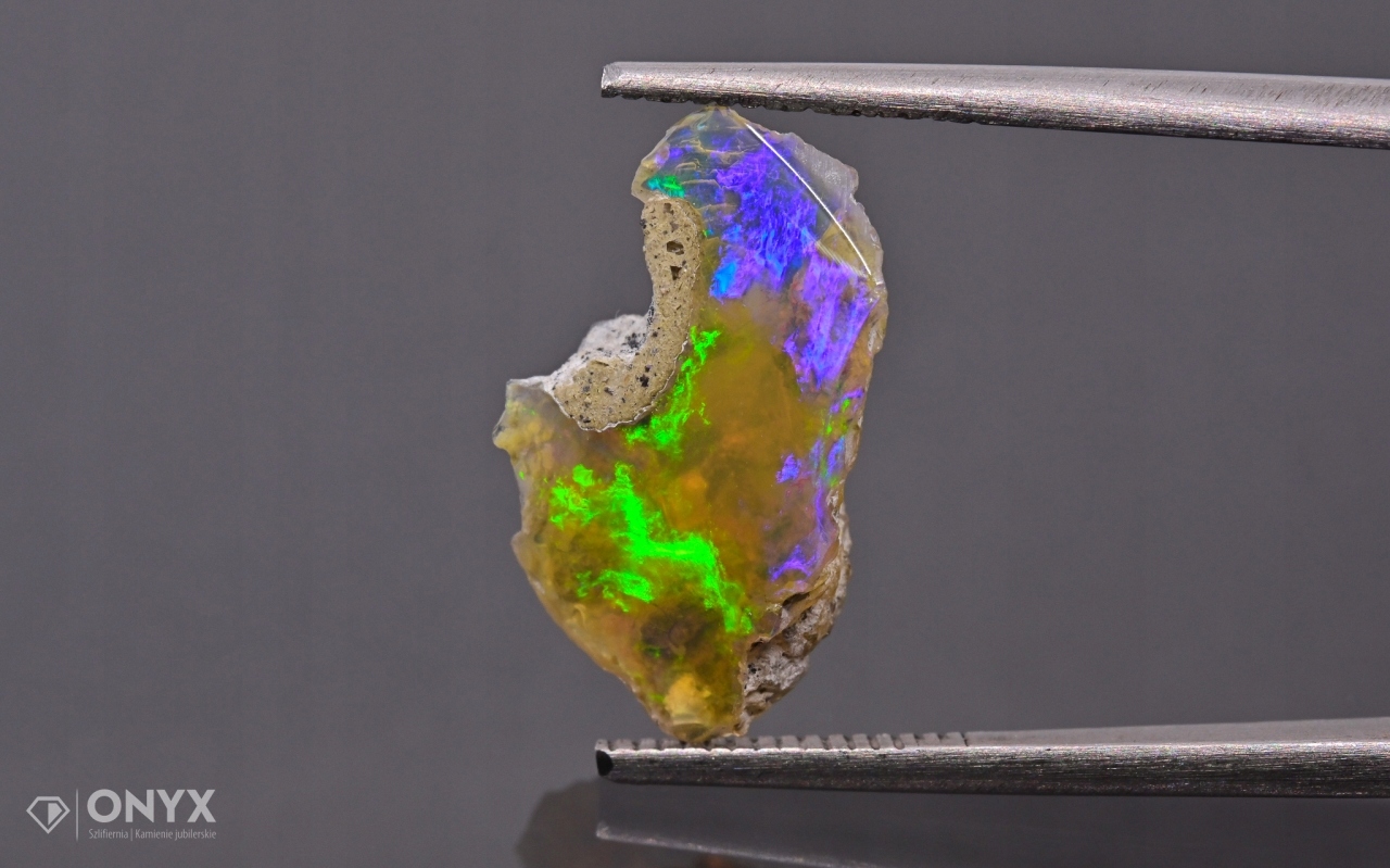 Opal z Etiopie hrudka 16x10 mm