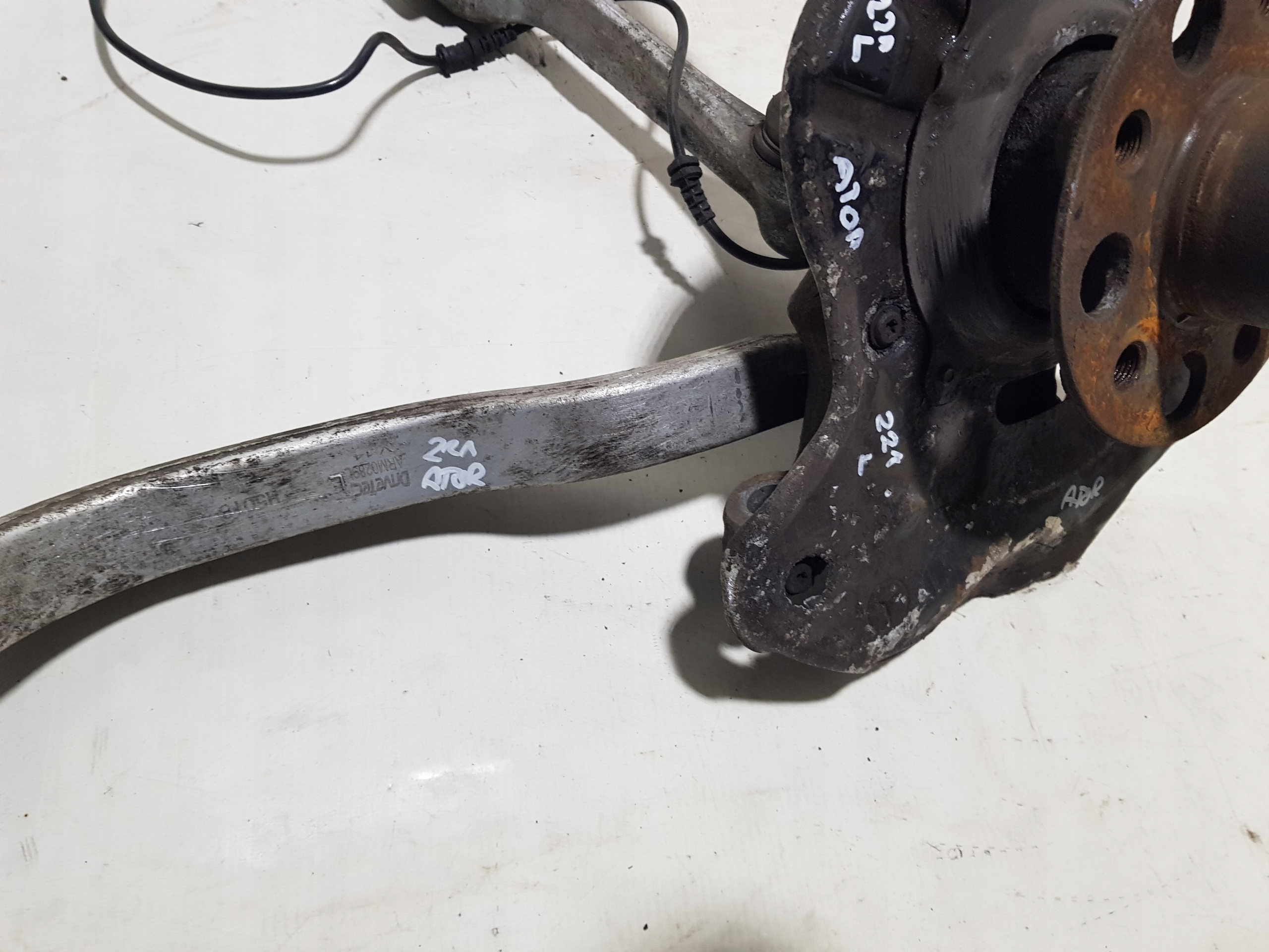 otoč levý předek MERCEDES S W221 čepu ramene