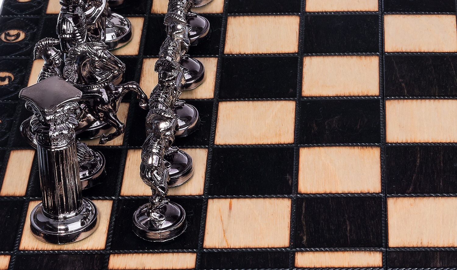 SZACHY RZYMSKIE DREWNIANE SREBRNO-CZARNE DUŻE 42cm Minimalna liczba graczy 2