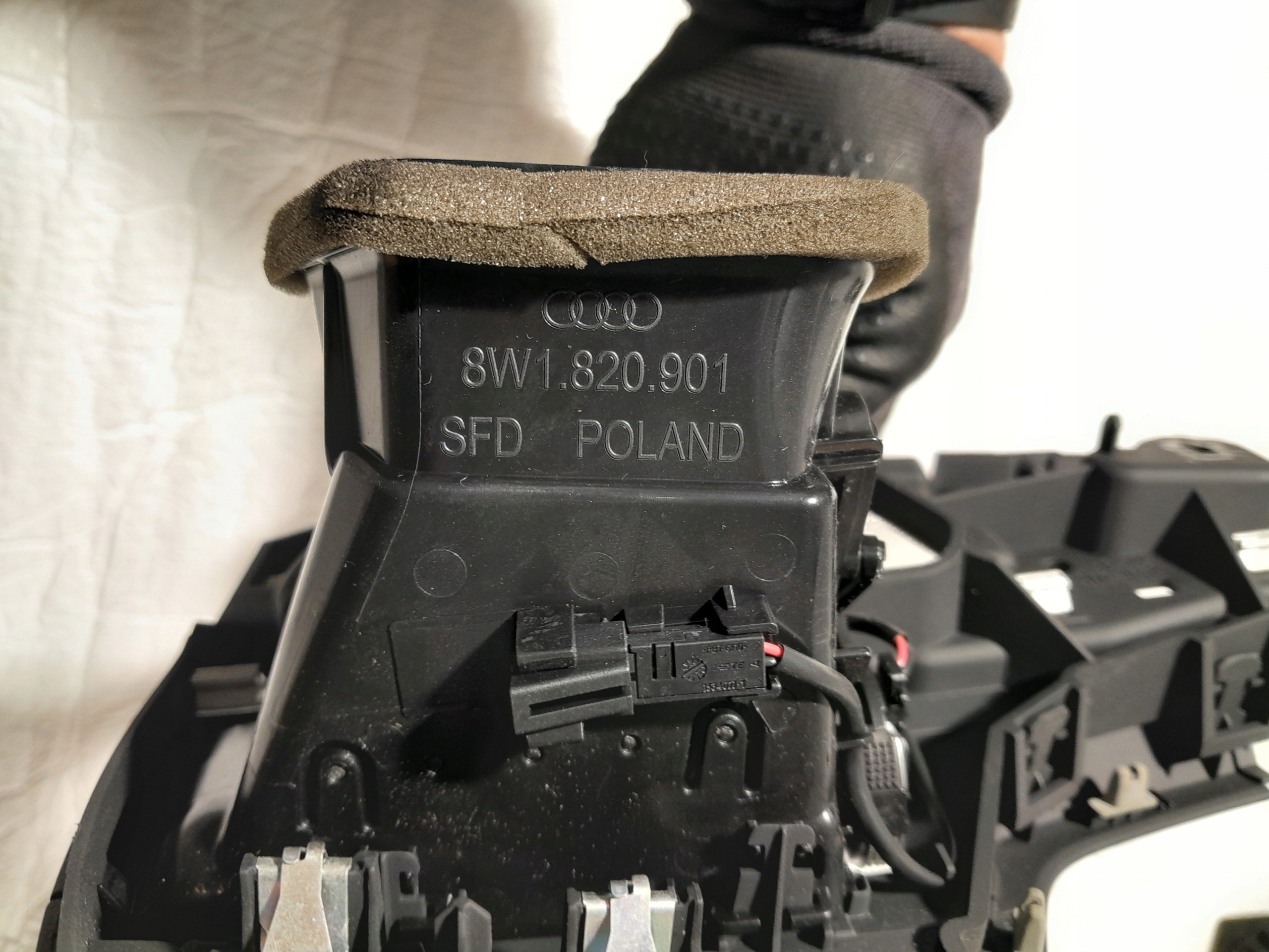 AUDI A4 B9 grid air conditioning devices 8W1820901B