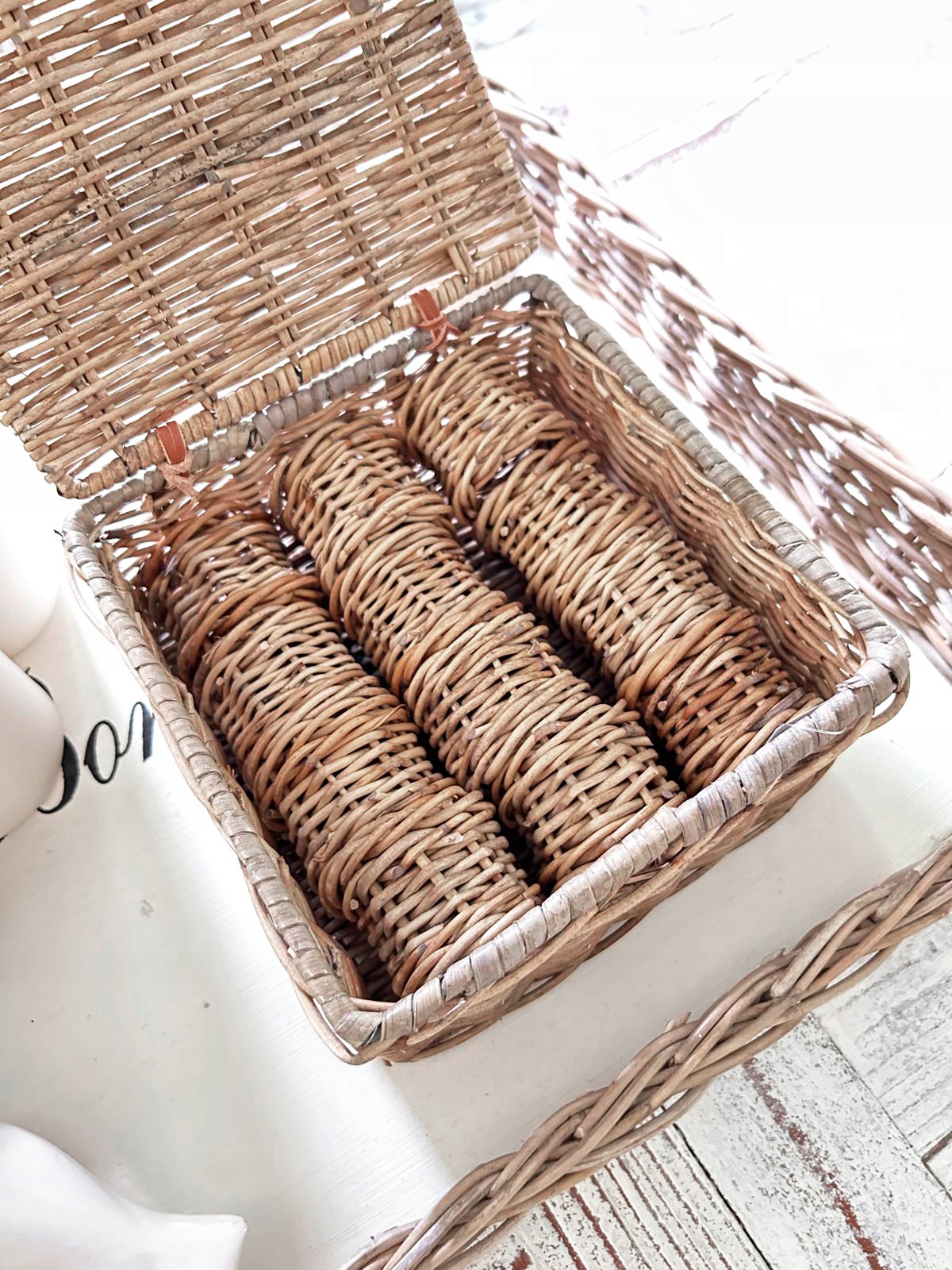 Sada 12 rustikálnych krúžkov na obrúsky v ratanovom obale Hampton