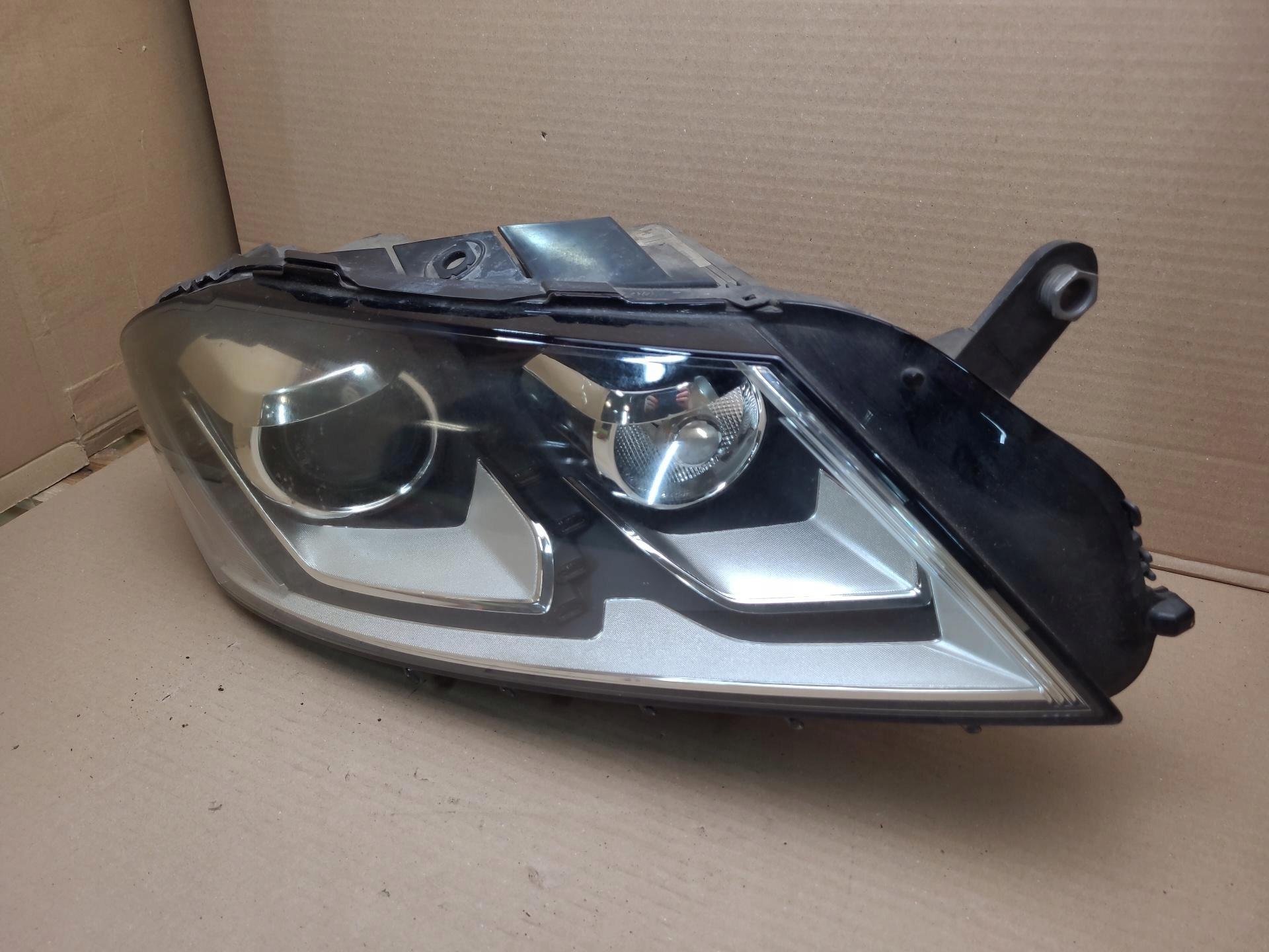 light front right side Volkswagen Passat B7 2011 3AC941752