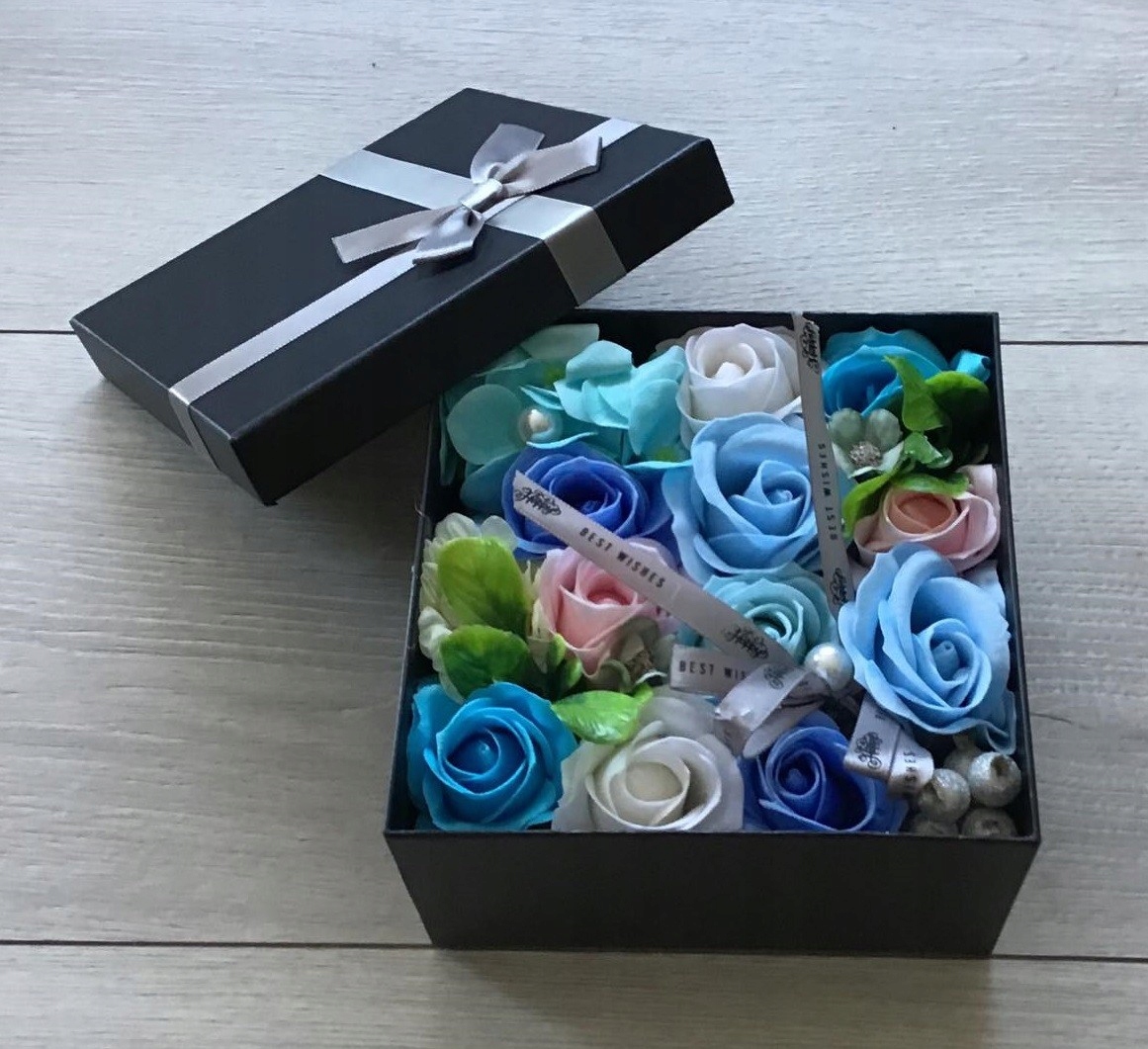 

Flower Box Pachnący Mydlany Bukiet Różyczki Niebie