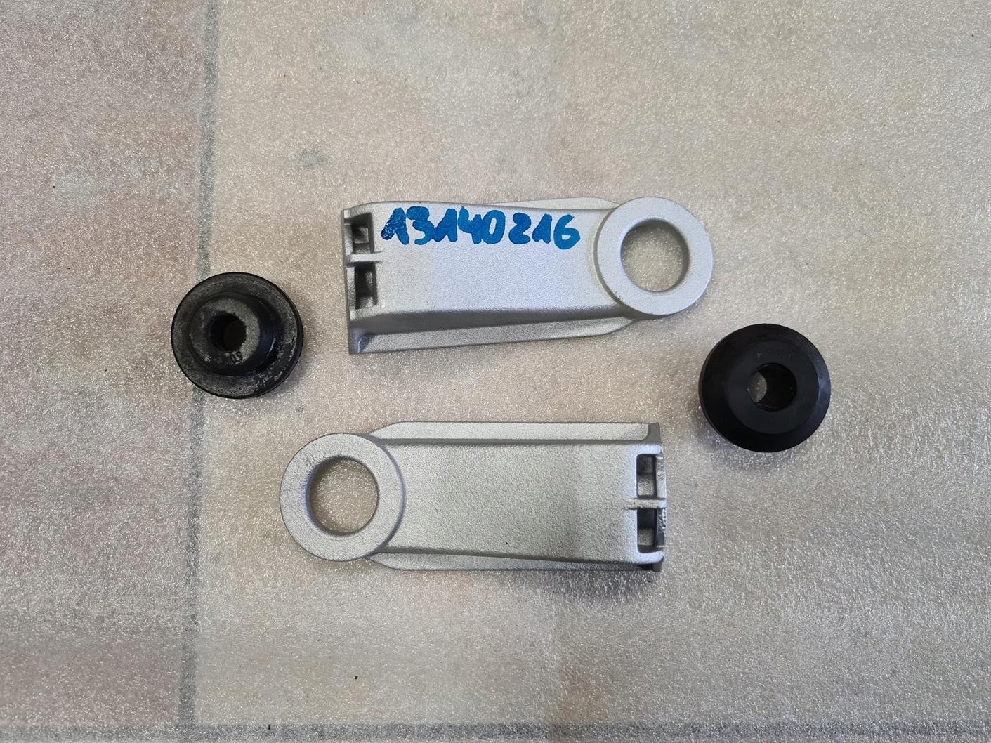 OPEL VECTRA C 2002-2008 ROK ŁAPA WSPORNIK POD CHŁODNICE 13140216