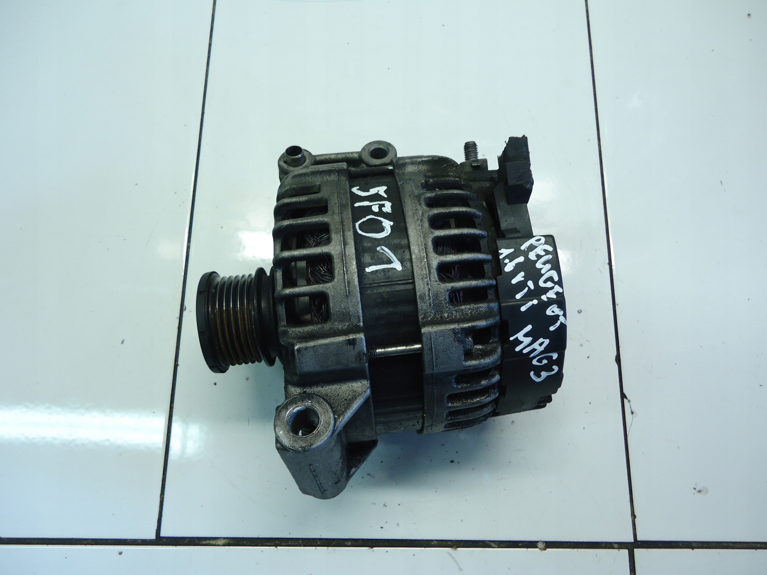 CITROEN C3 1.6 2012 5F01 генератор 0125711011