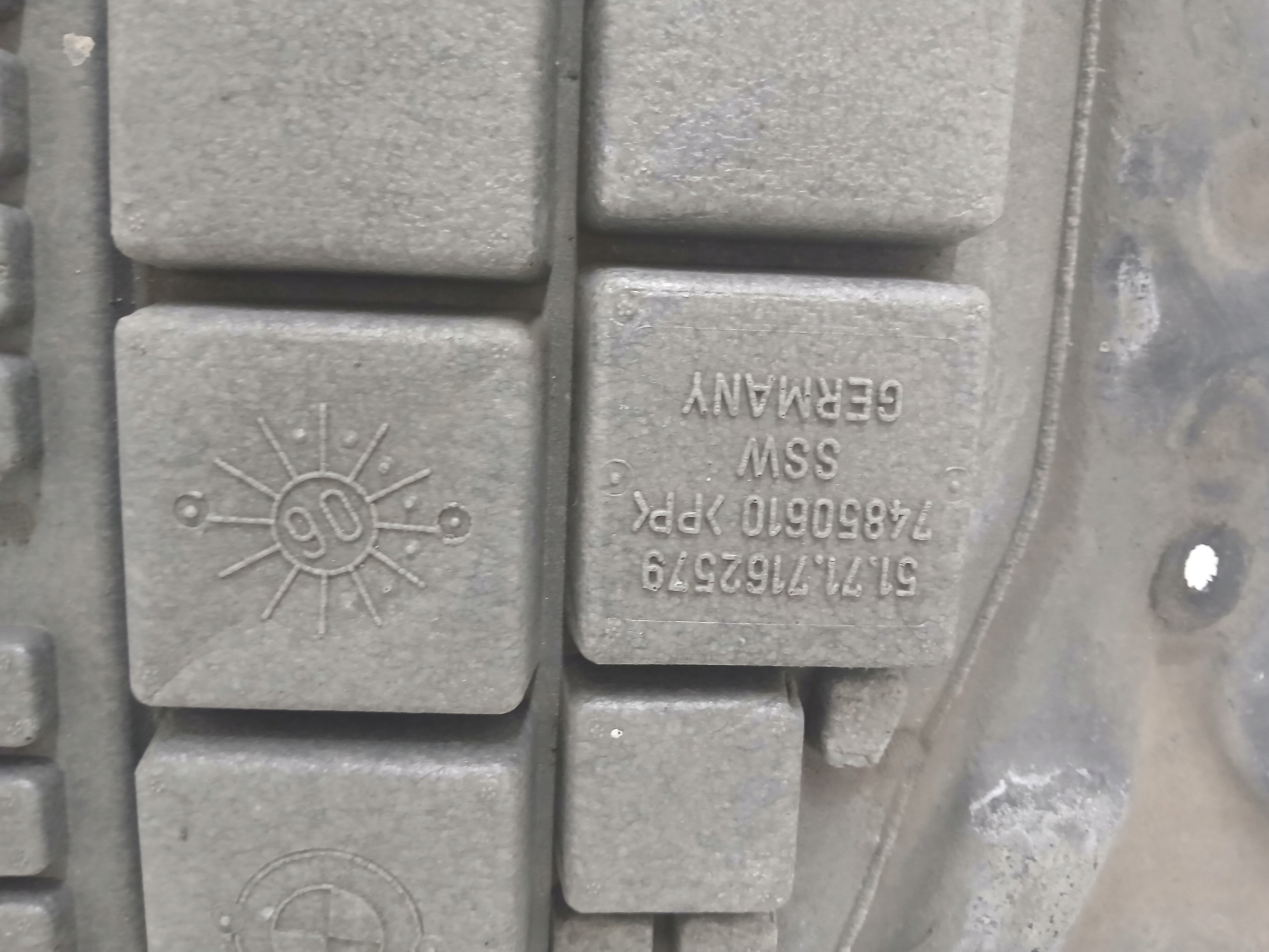BMW E60 MANUAL cover below gearbox