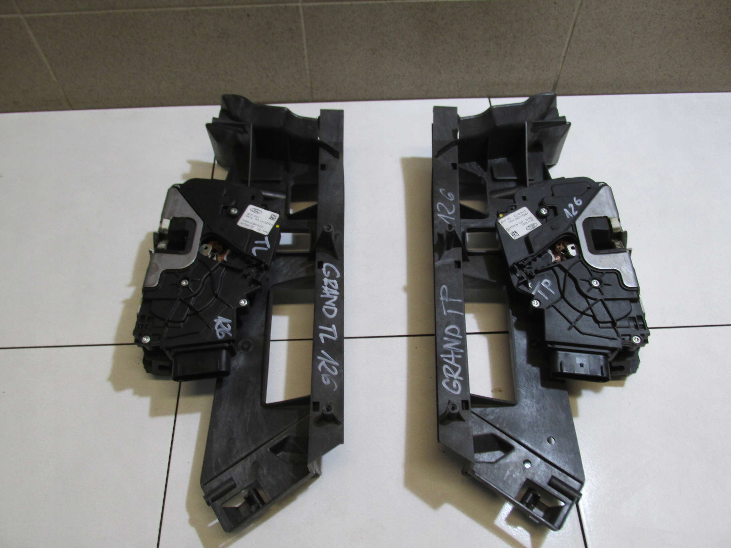 AM5A-U26412-CC AM5A-U26413-CC - ЗАМОК ЗАДНЕЙ ДВЕРИ GRAND C-MAX MK2 2011 ГОД