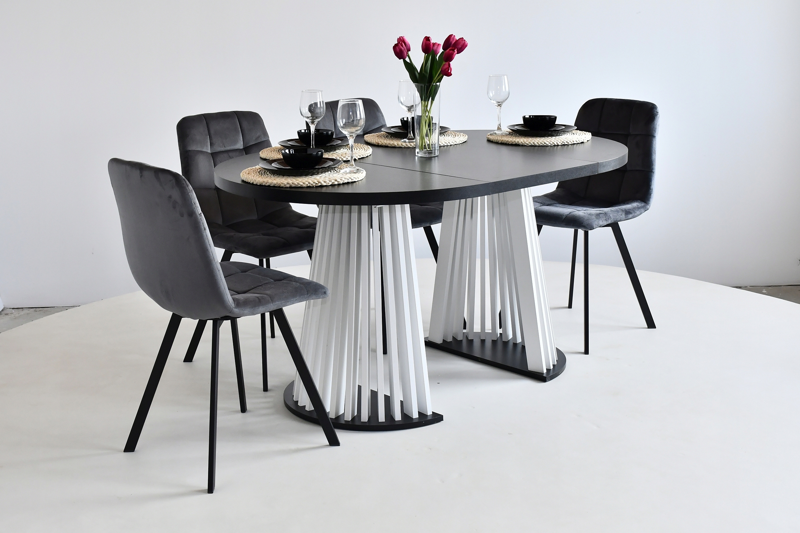 Zestaw, rozkładany OKRĄGŁY stół Lamel + 4 welurowe pikowane krzesła. Szerokość stołu 90 cm