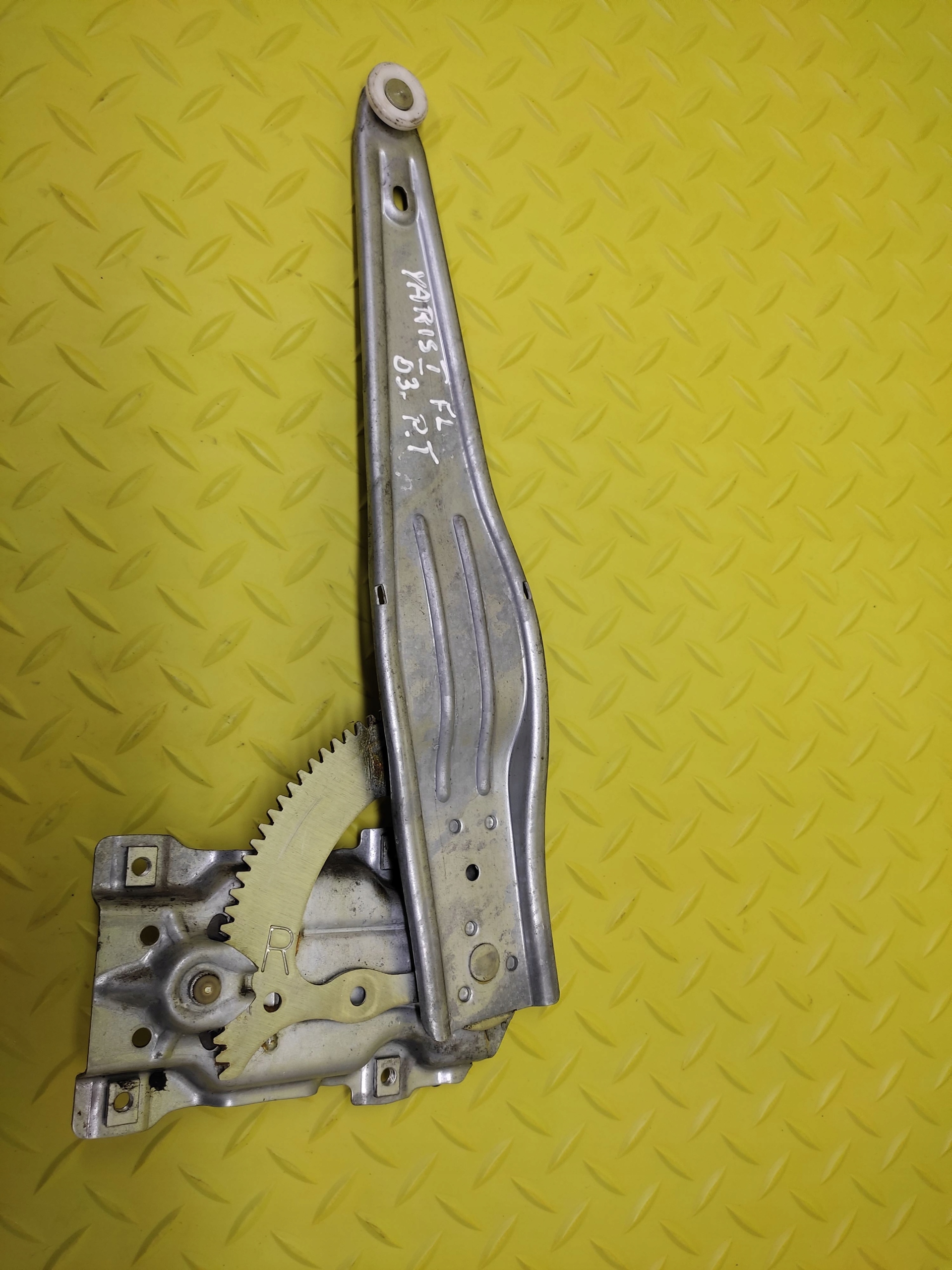TOYOTA YARIS and LIFT window regulator right rear part
