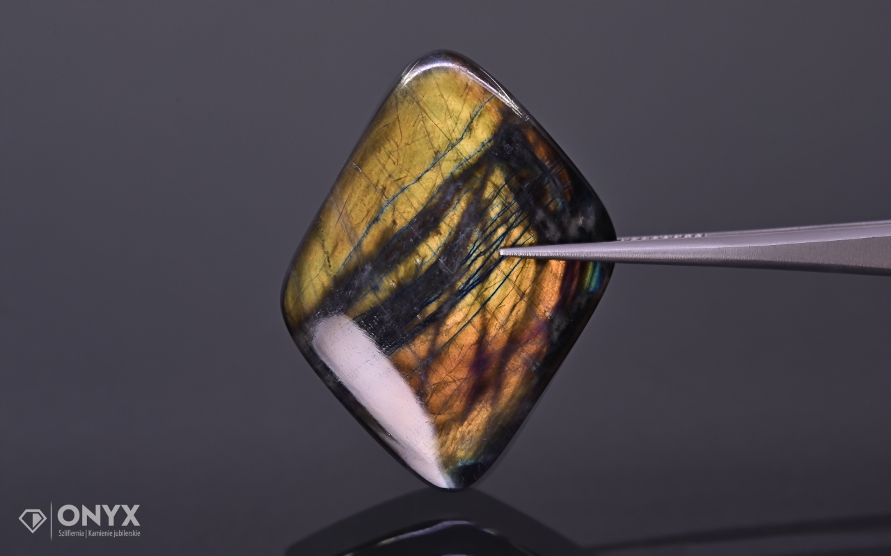 Labradorit konvexní nepravidelná dlažba 38x28,5 mm