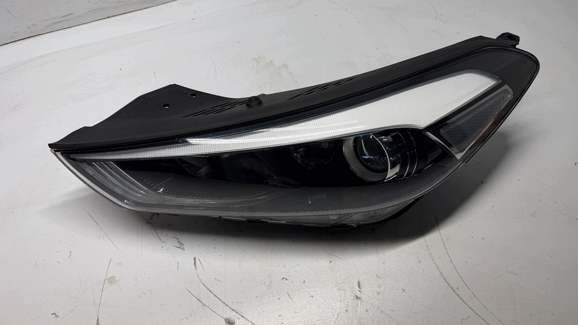 HYUNDAI TUCSON III light left left front front 15-18