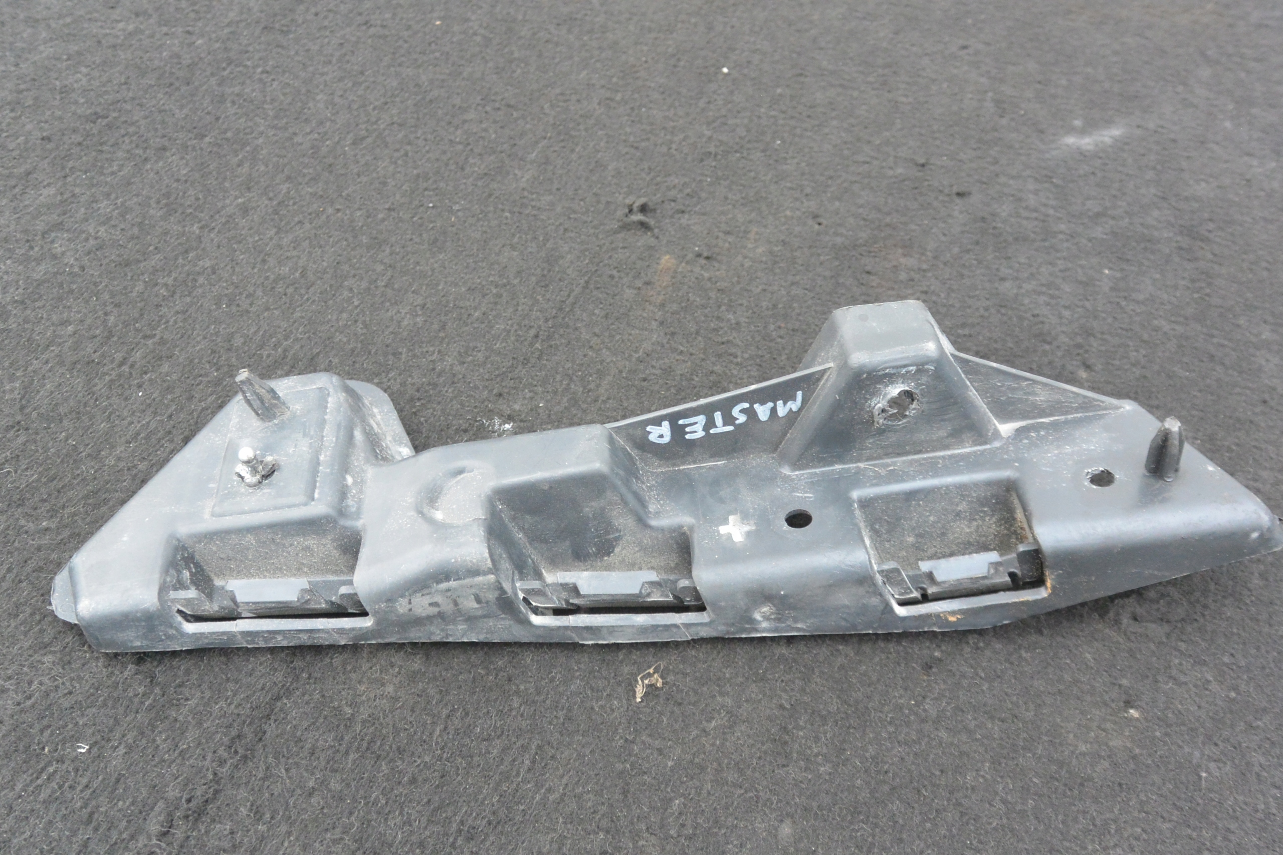 bumper bracket left front MASTER III MOVANO B