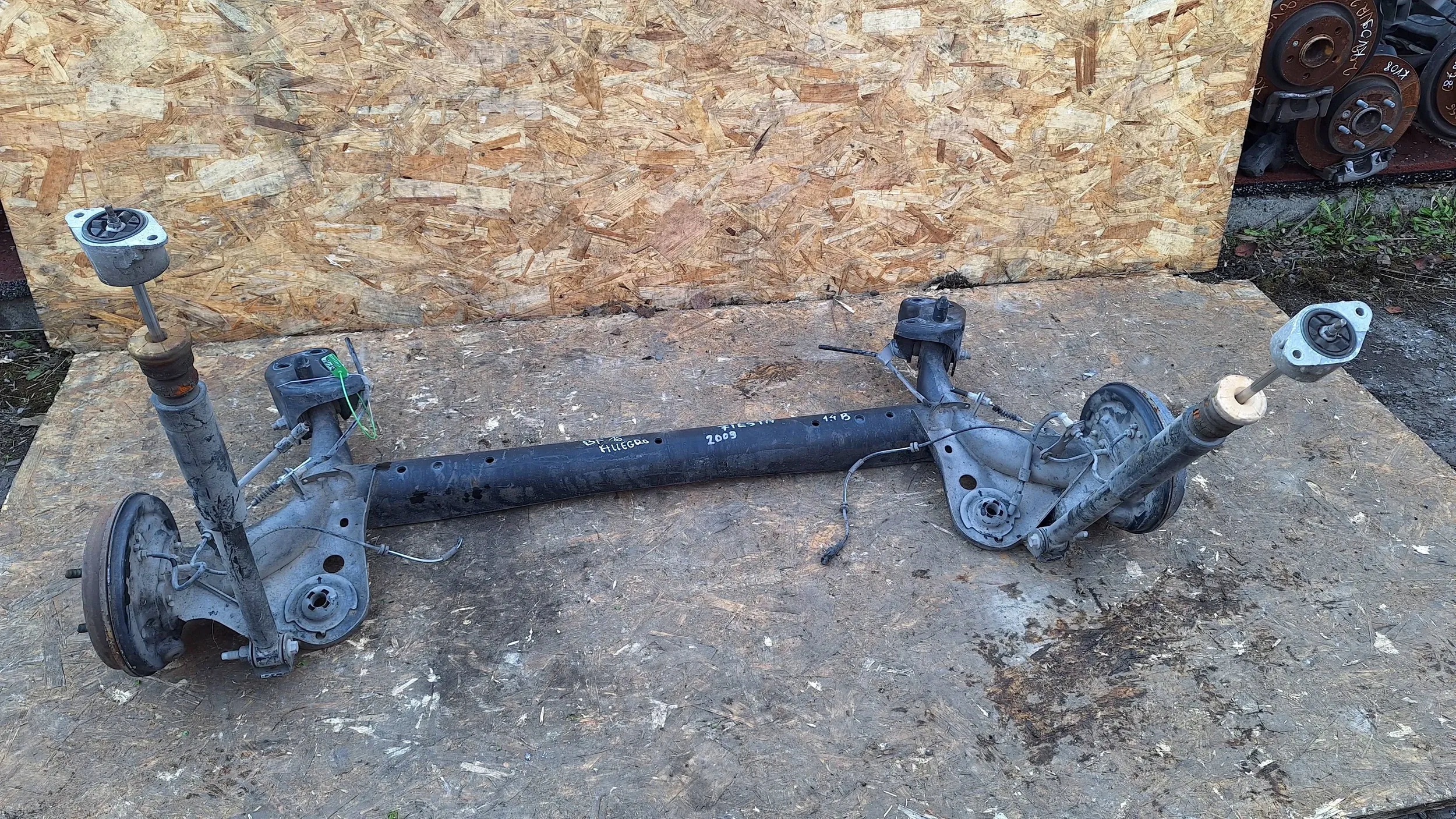 OŚ BELKA ZAWIESZENIE TYŁ FORD FIESTA MK7