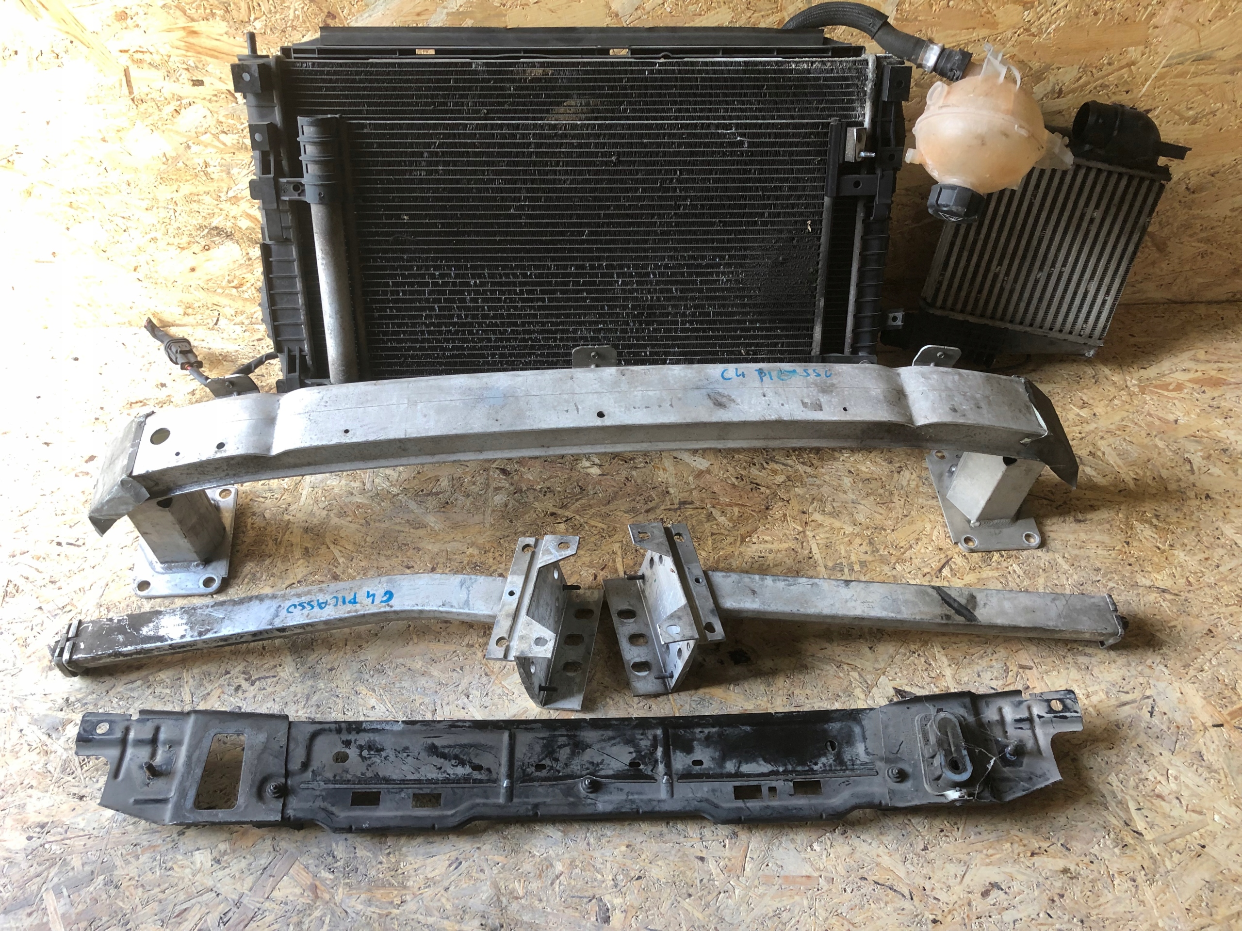 Pas Przedni chłodnice Citroen C4 Picasso II