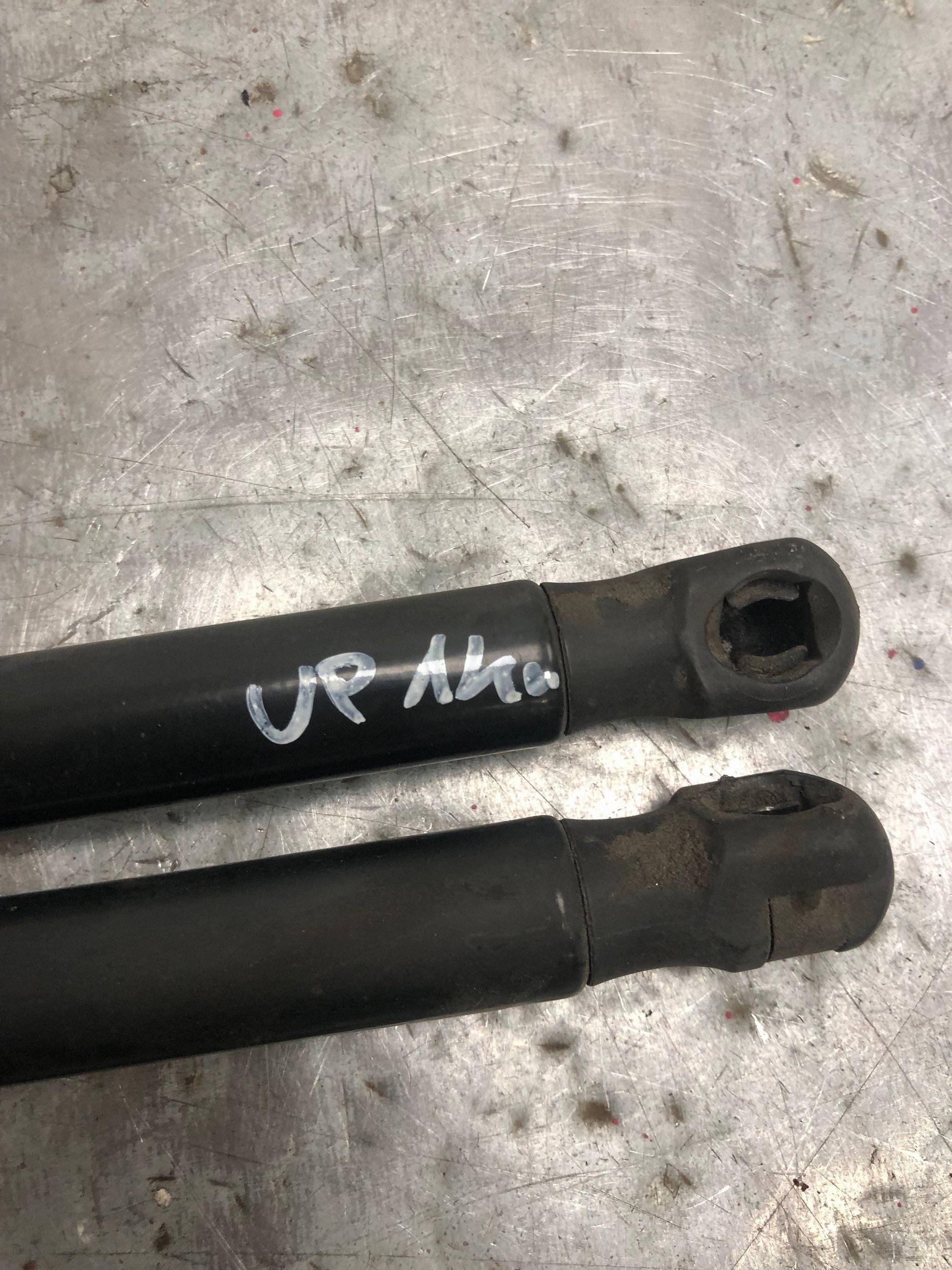 SILOWNIKI bonnet boot VW UP 1S6827550D