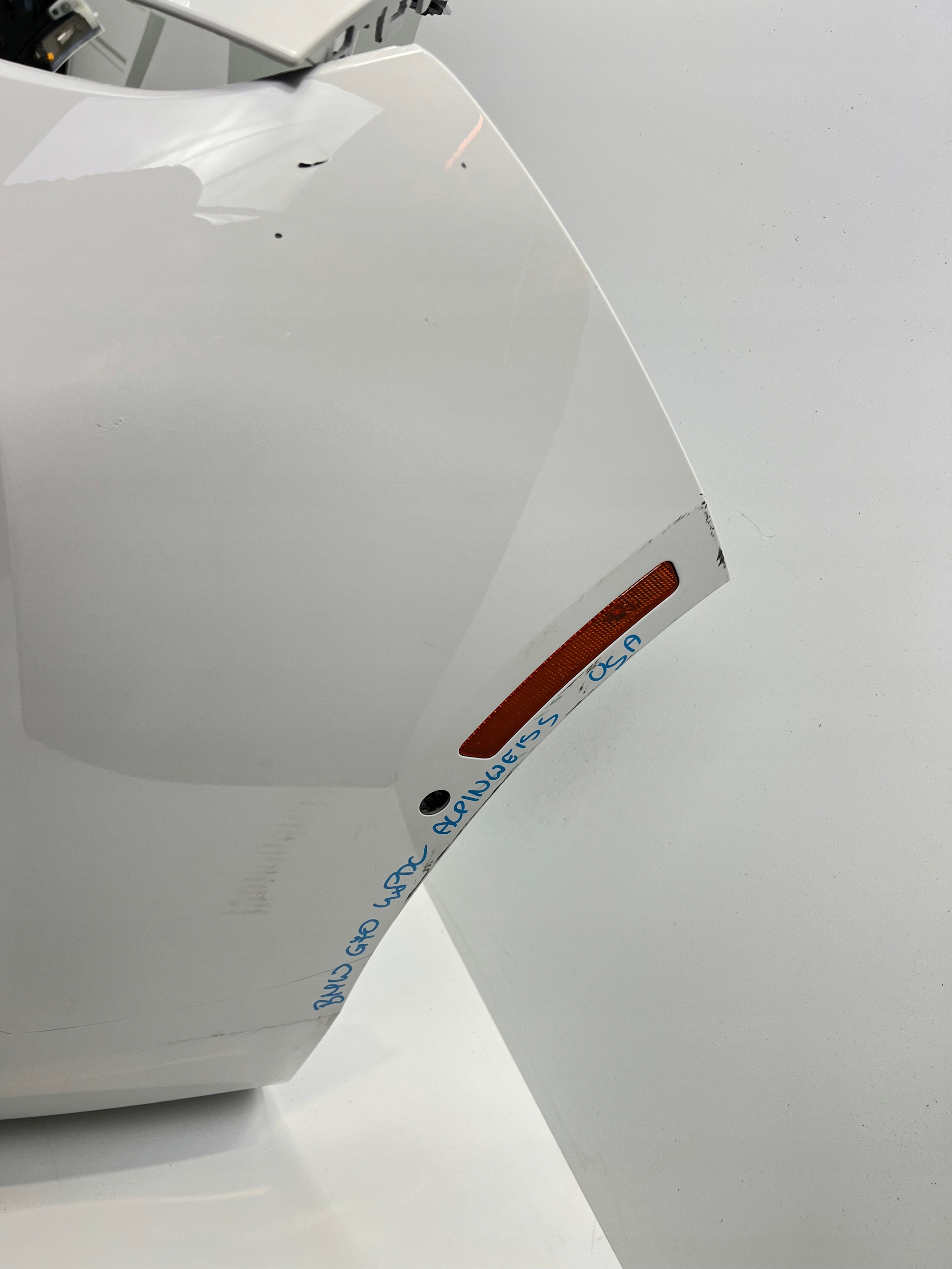 front bumper BMW G70 m-packet USA 4XPDC A300 ALPIN WEISS