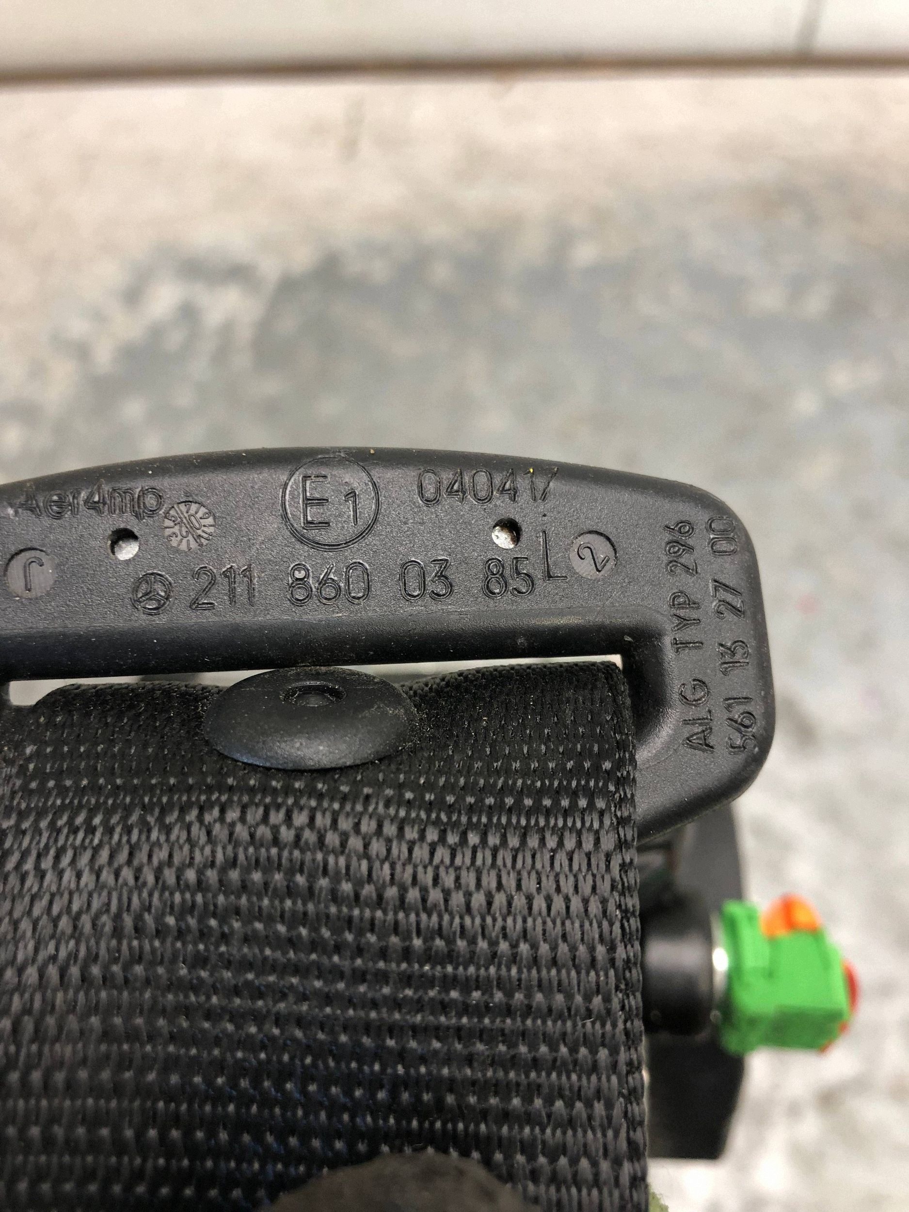 Gurten Sicherheits links heck MERCEDES W211 2118600385