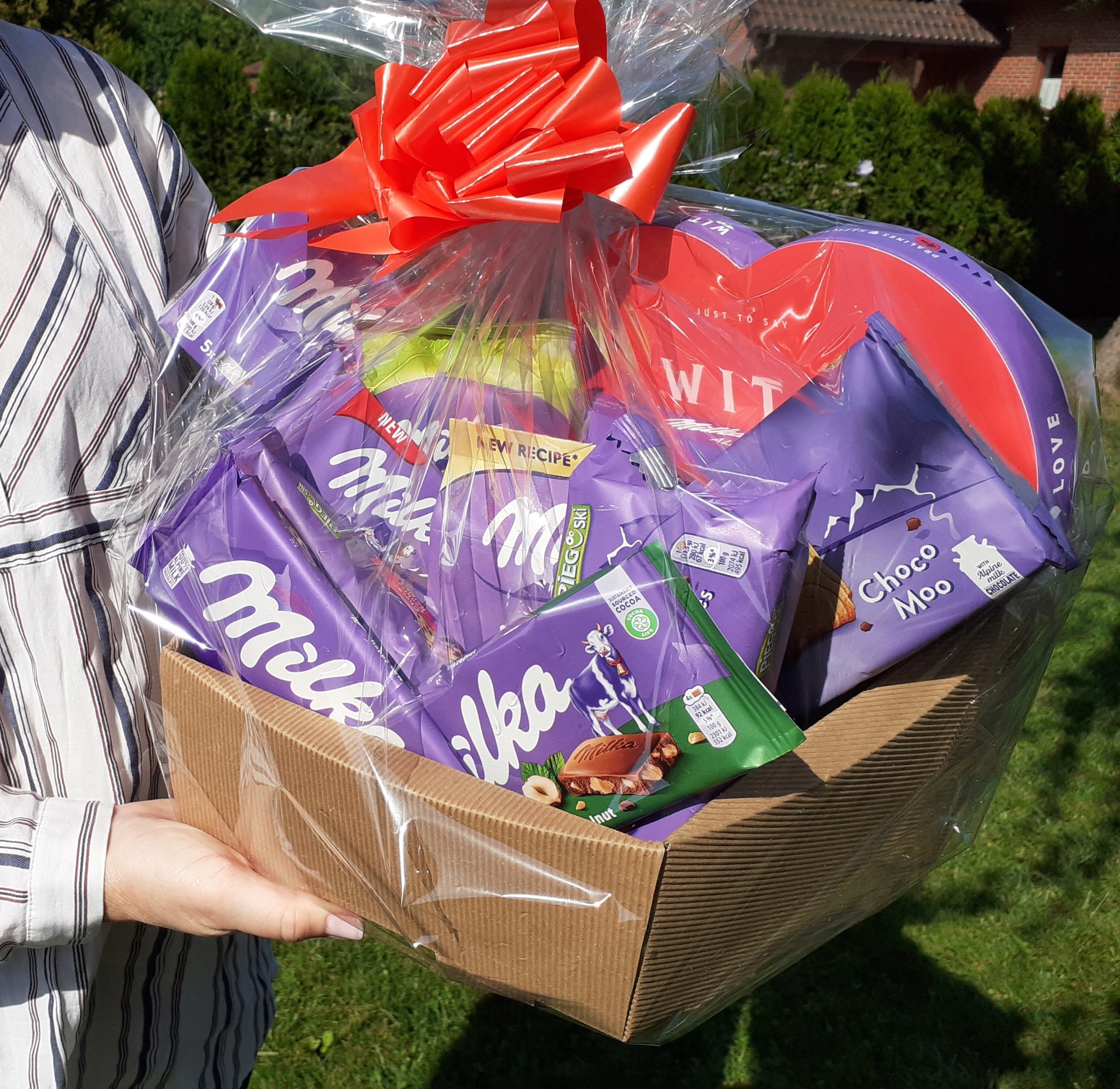 Levně Dárkový koš na sladkosti Bonus Lístek Maxi Velký Koš Milka 11 ks