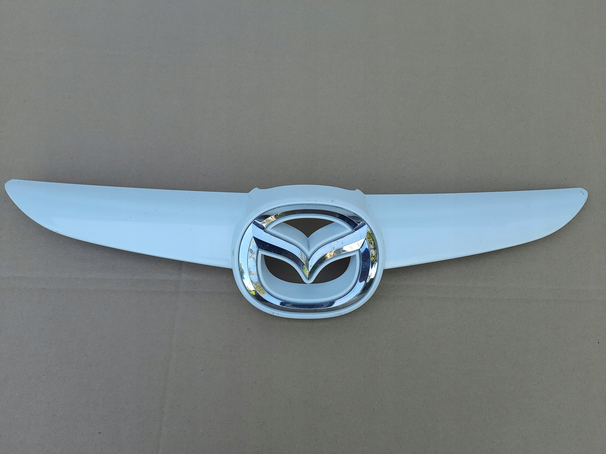 mazda 2 II 07-> решетка радиатора логотип оригинал