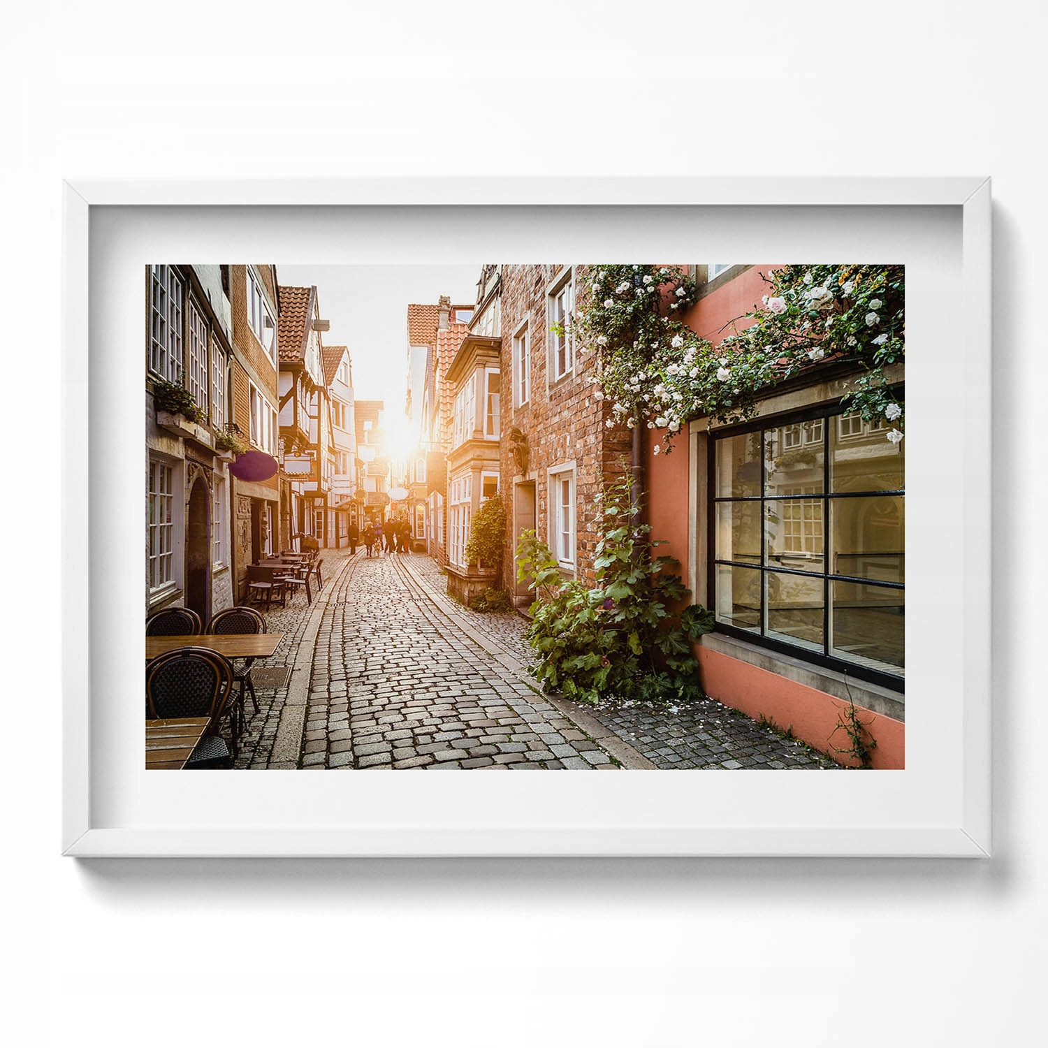 Obraz s bílým rámem a grafikou na zeď Italská ulice mezi budovami 70x50 cm
