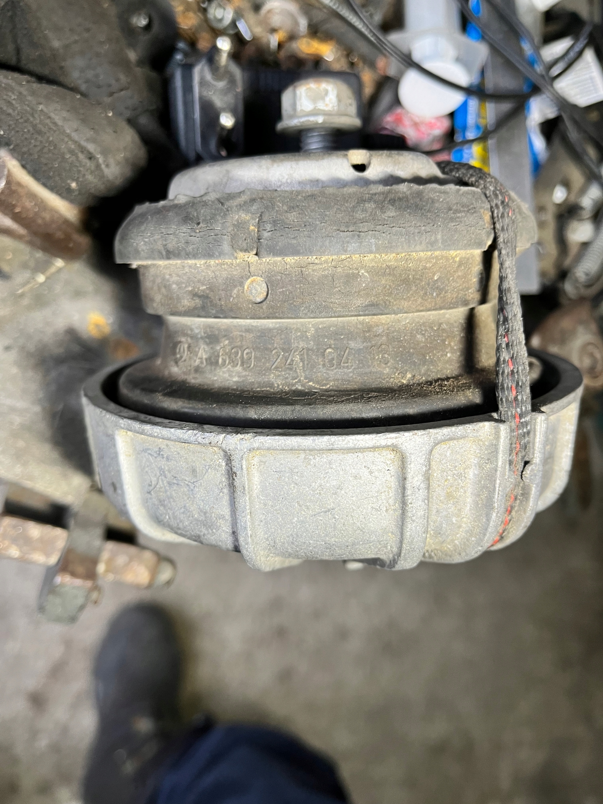 engine mount VITO VIANO A639 A6392410413